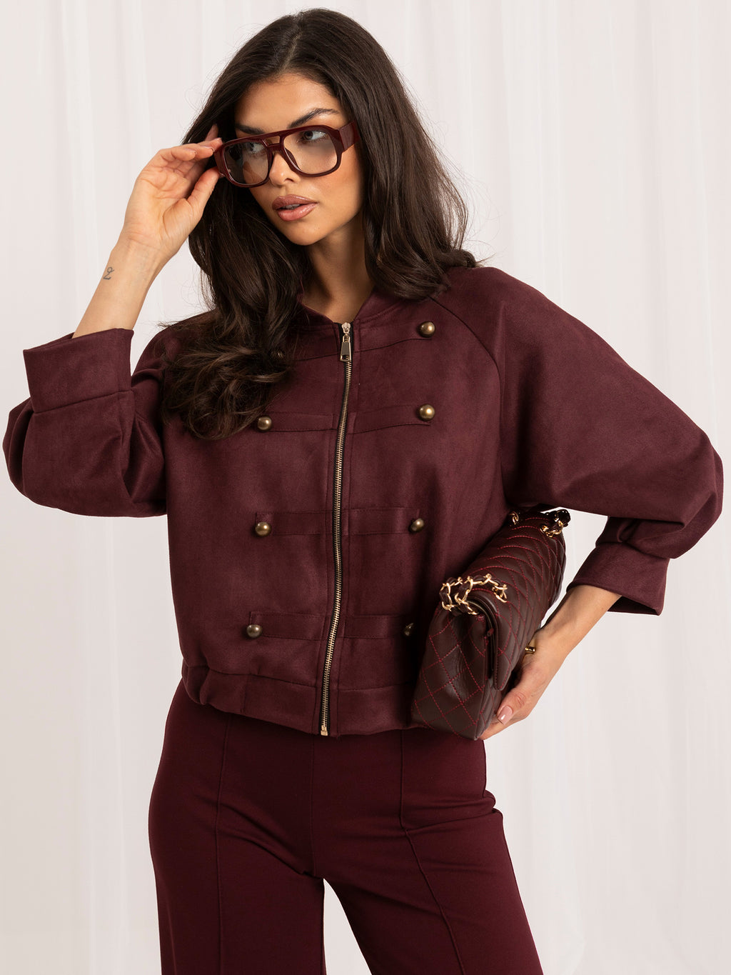 Burgundowa kurtka napoleonka damska z imitacji zamszu – stylizacja na modelce, zdjęcie 6
