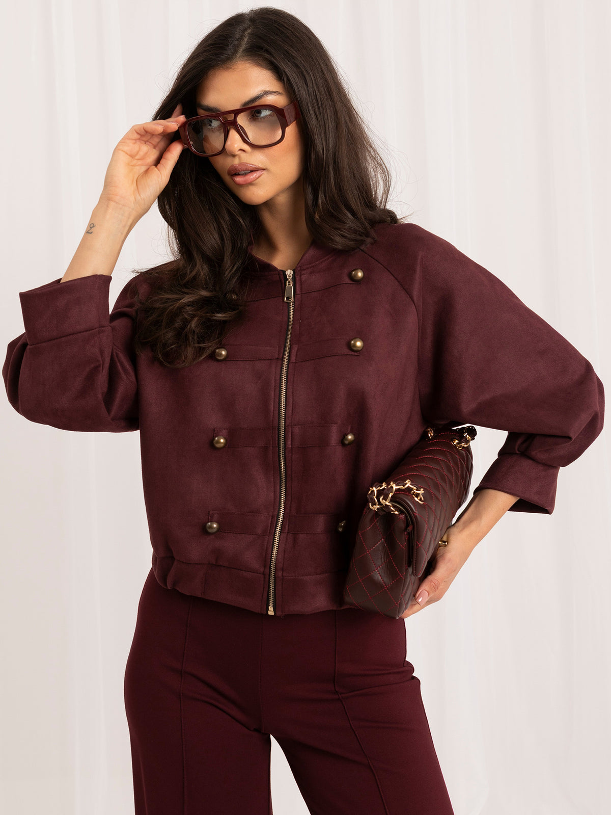 Burgundowa kurtka napoleonka damska z imitacji zamszu – stylizacja na modelce, zdjęcie 6