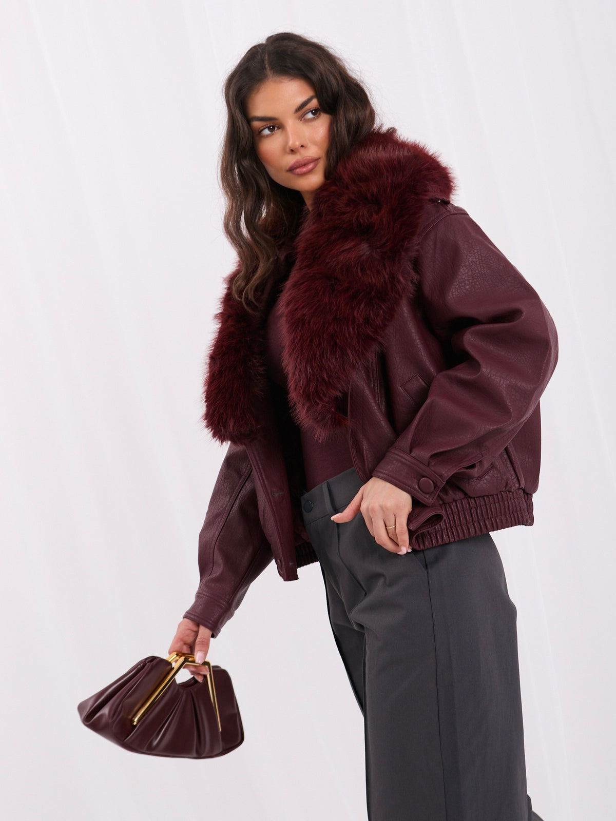 Burgundowa kurtka z ekoskóry z futrzanym kołnierzem – stylizacja na modelce, zdjęcie 2