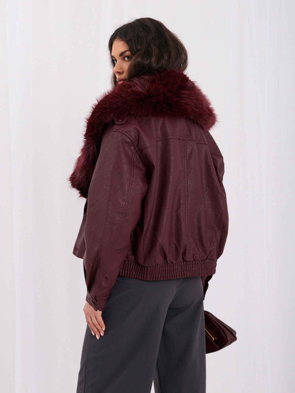 Burgundowa kurtka z ekoskóry z futrzanym kołnierzem – stylizacja na modelce, zdjęcie 4