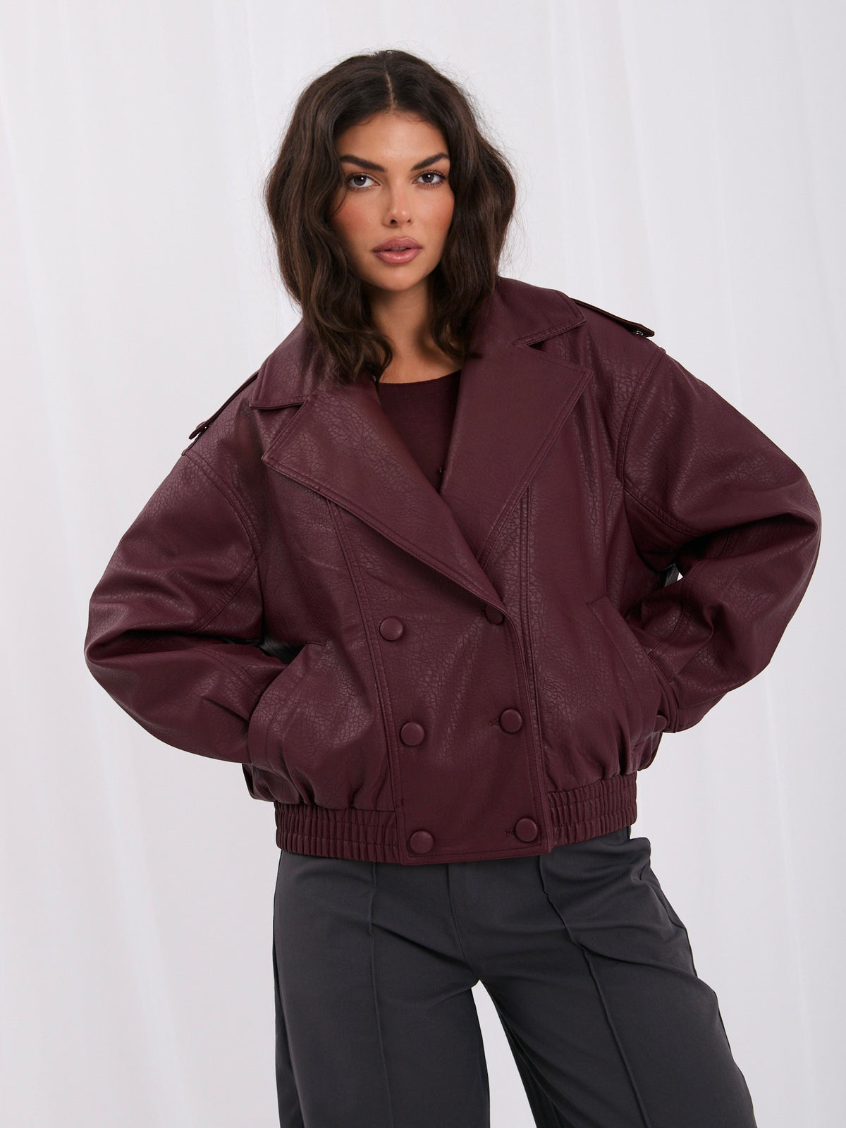 Burgundowa kurtka z ekoskóry z futrzanym kołnierzem – stylizacja na modelce, zdjęcie 5