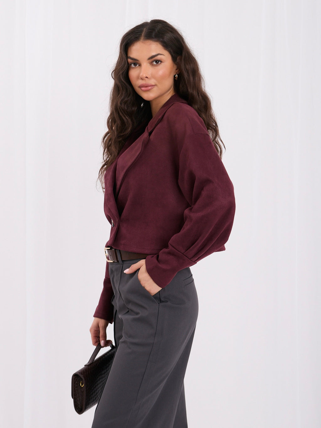 Burgundowa krótka dwurzędowa kurtka z efektem zamszu – stylizacja na modelce, zdjęcie 2