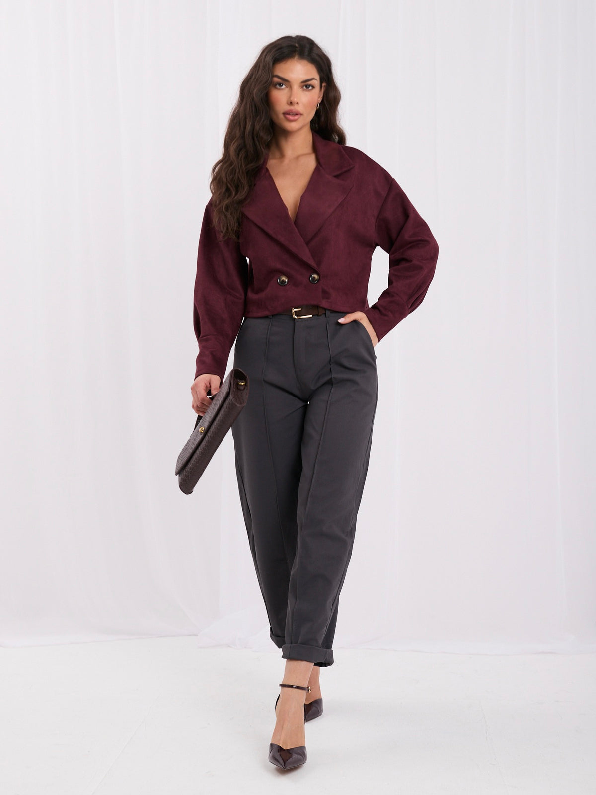 Burgundowa krótka dwurzędowa kurtka z efektem zamszu – stylizacja na modelce, zdjęcie 6