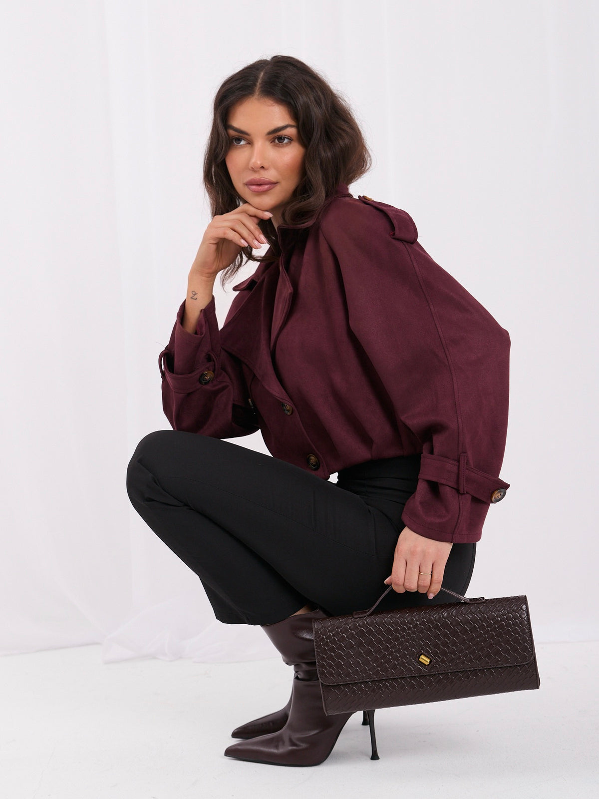Burgundowa krótka kurtka z imitacji zamszu w stylu trencza – stylizacja na modelce, zdjęcie 2