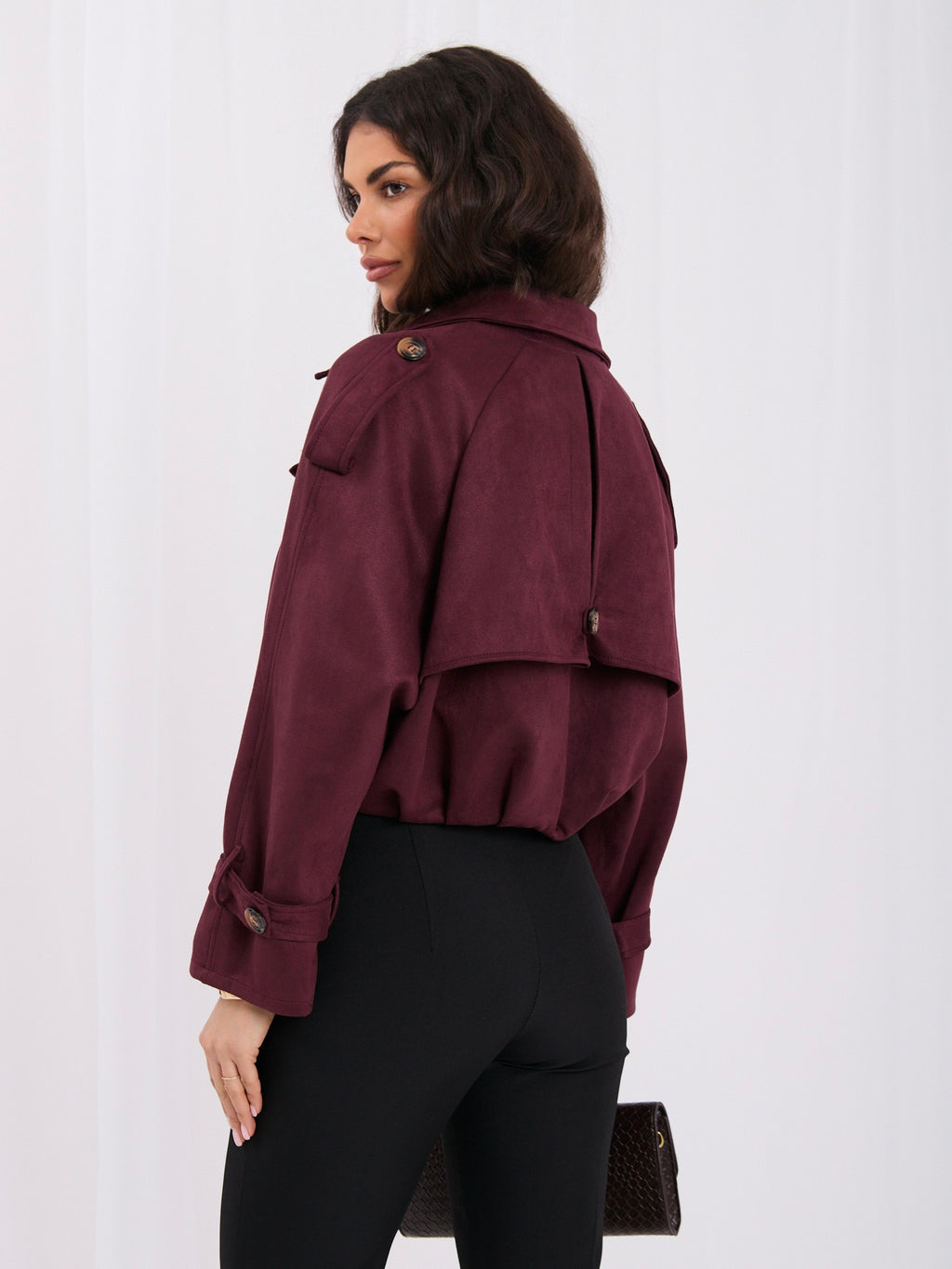 Burgundowa krótka kurtka z imitacji zamszu w stylu trencza – stylizacja na modelce, zdjęcie 3