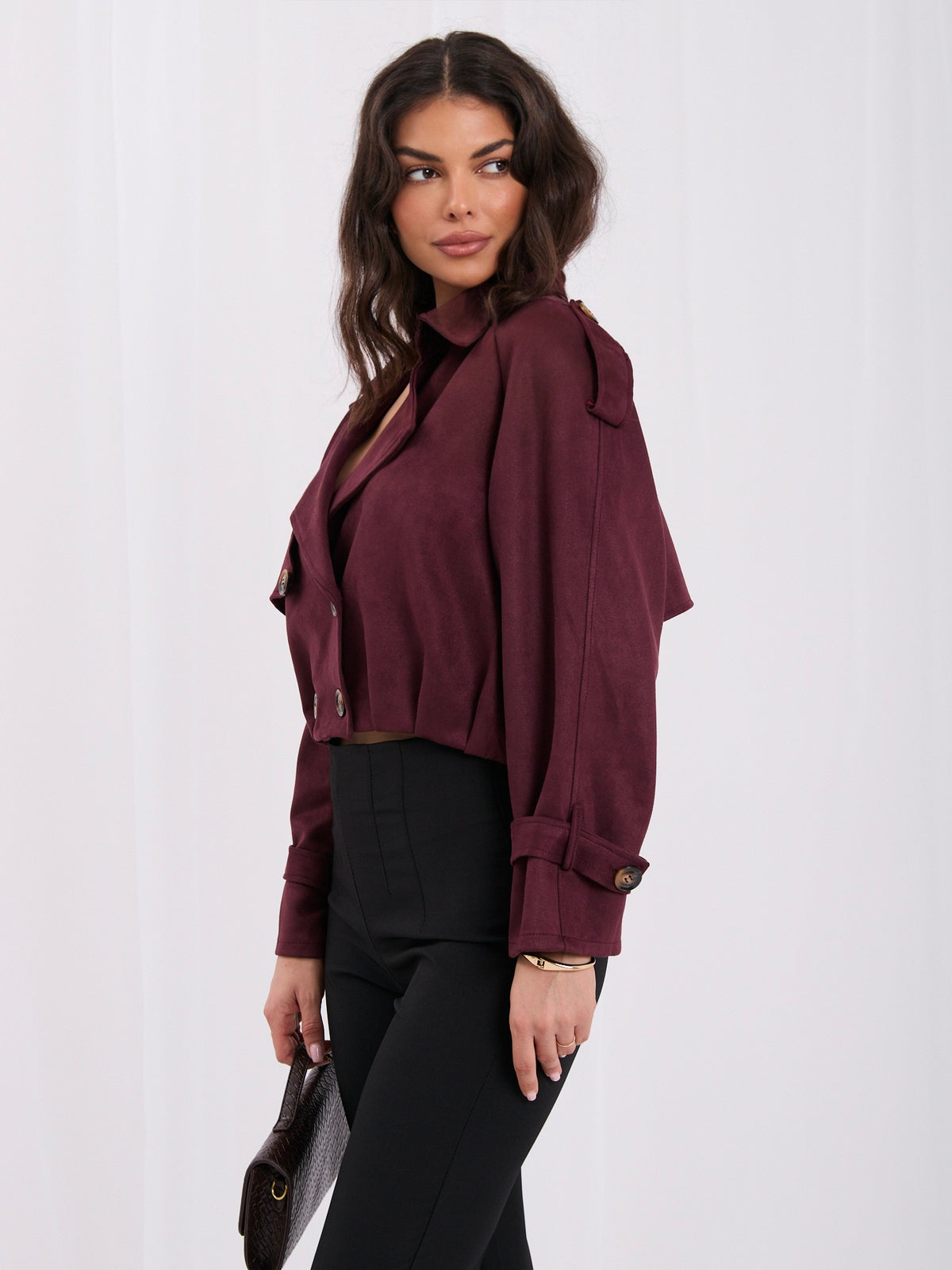Burgundowa krótka kurtka z imitacji zamszu w stylu trencza – stylizacja na modelce, zdjęcie 4