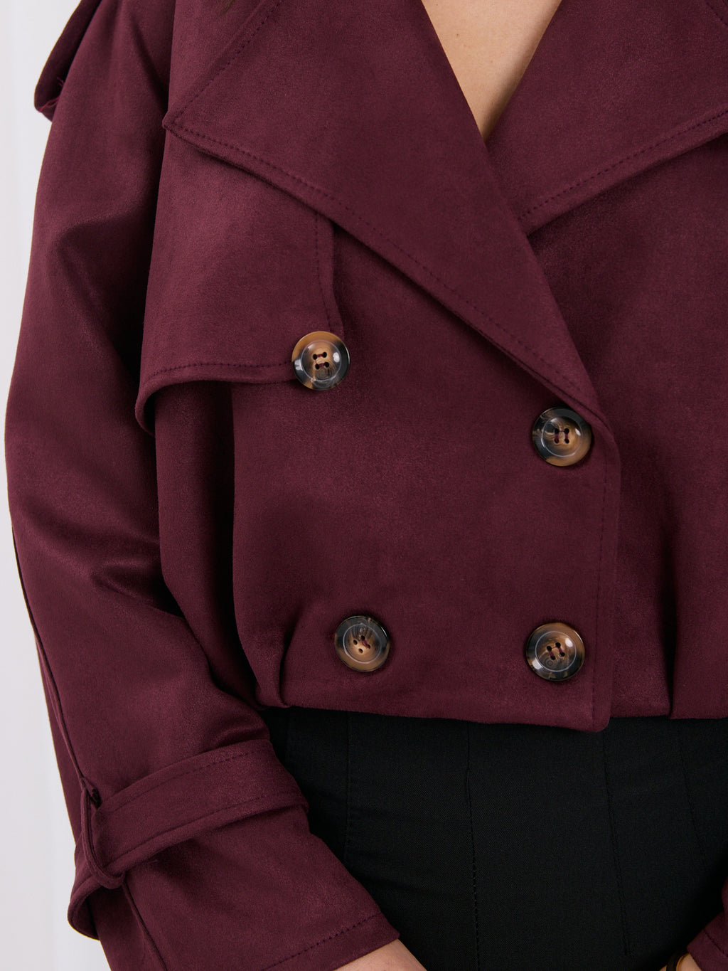 Burgundowa krótka kurtka z imitacji zamszu w stylu trencza – stylizacja na modelce, zdjęcie 5