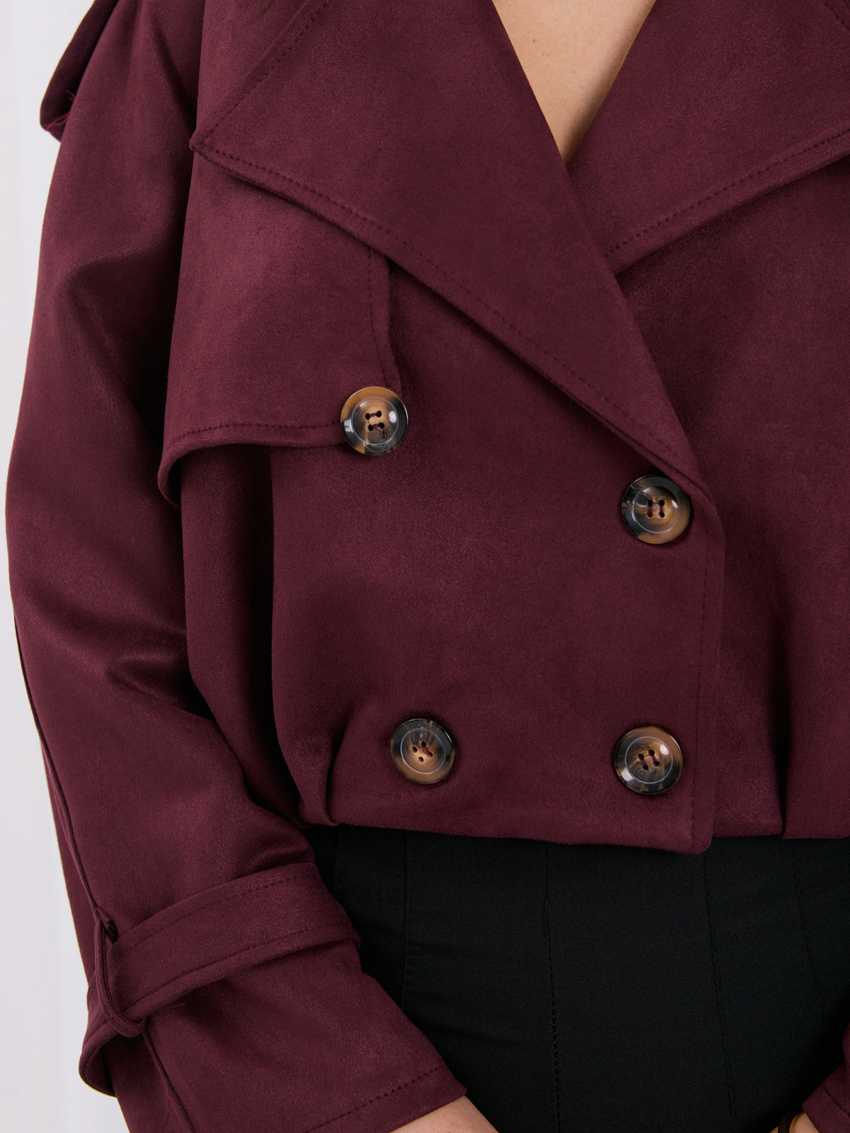 Burgundowa krótka kurtka z imitacji zamszu w stylu trencza – stylizacja na modelce, zdjęcie 5
