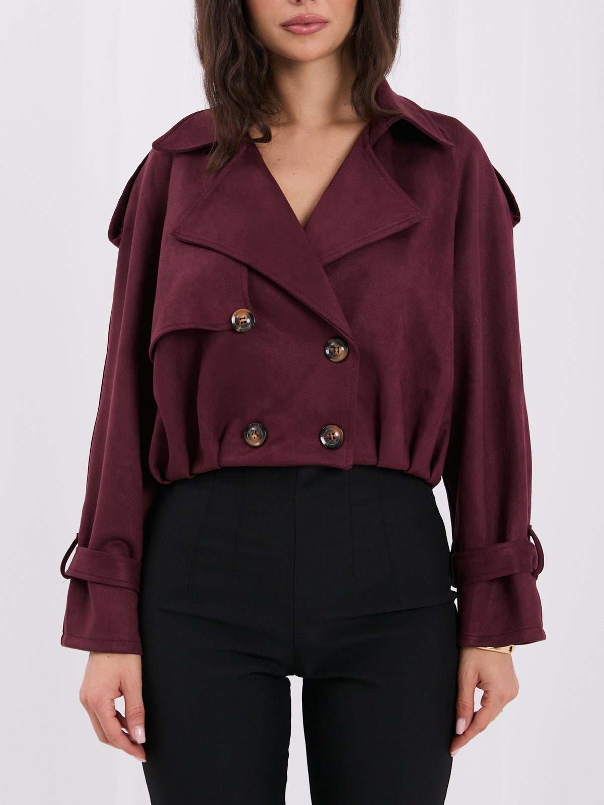 Burgundowa krótka kurtka z imitacji zamszu w stylu trencza – stylizacja na modelce, zdjęcie 6