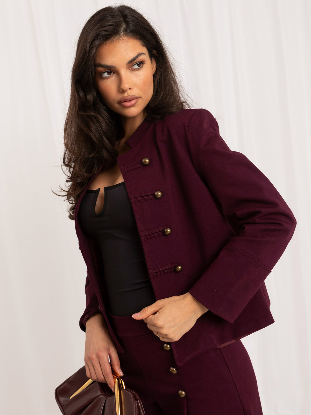 Burgundowy garnitur damski z marynarką w stylu Napoleon – stylizacja na modelce, zdjęcie 4
