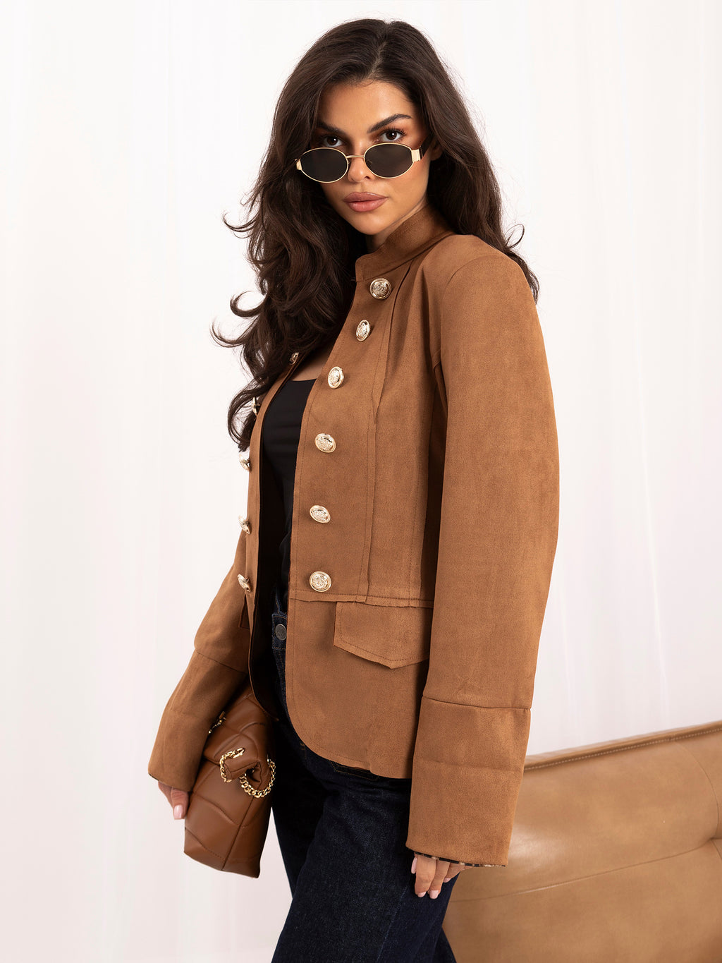 Camelowa marynarka damska w stylu royal military – stylizacja na modelce, zdjęcie 4