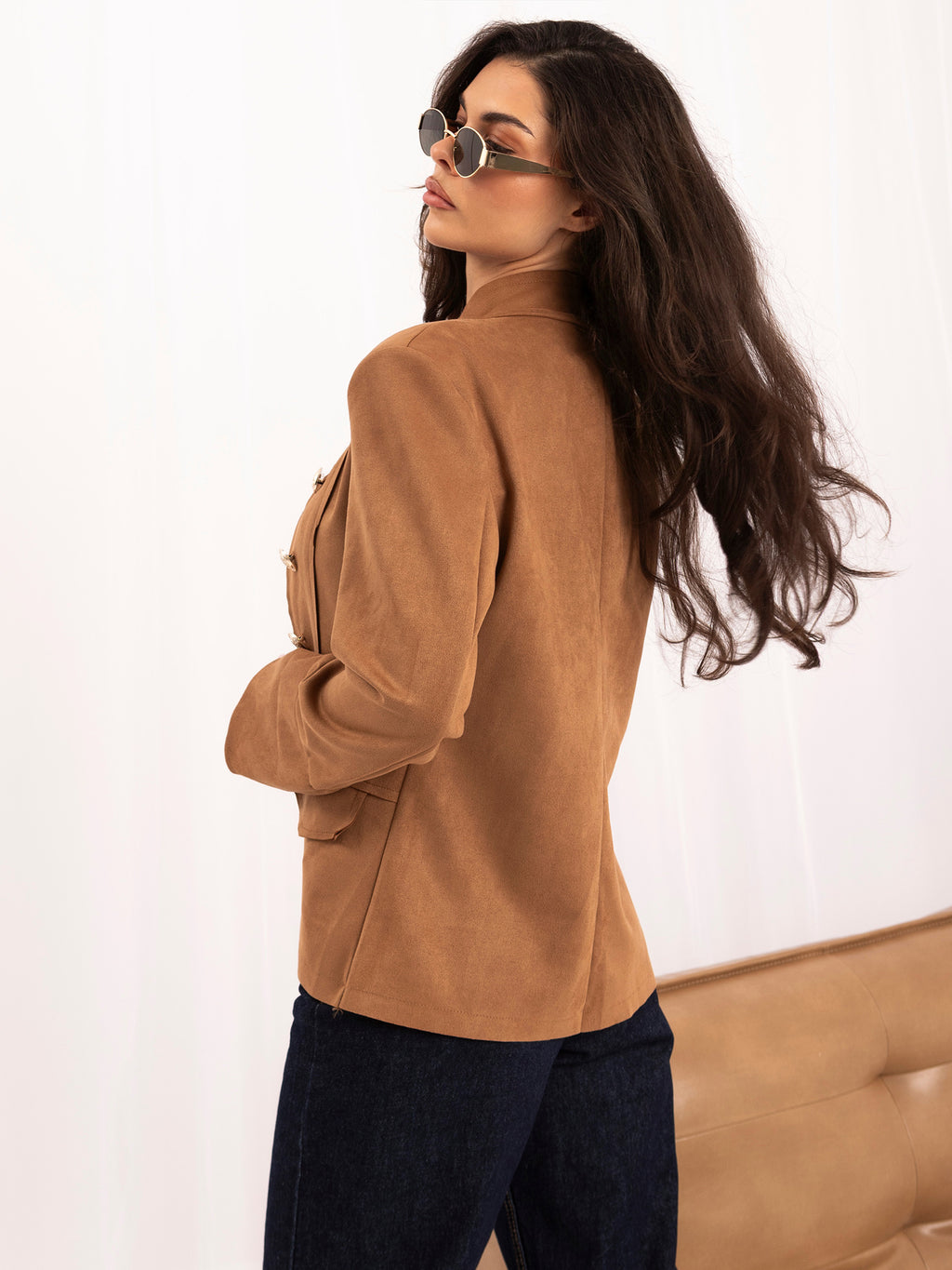 Camelowa marynarka damska w stylu royal military – stylizacja na modelce, zdjęcie 6