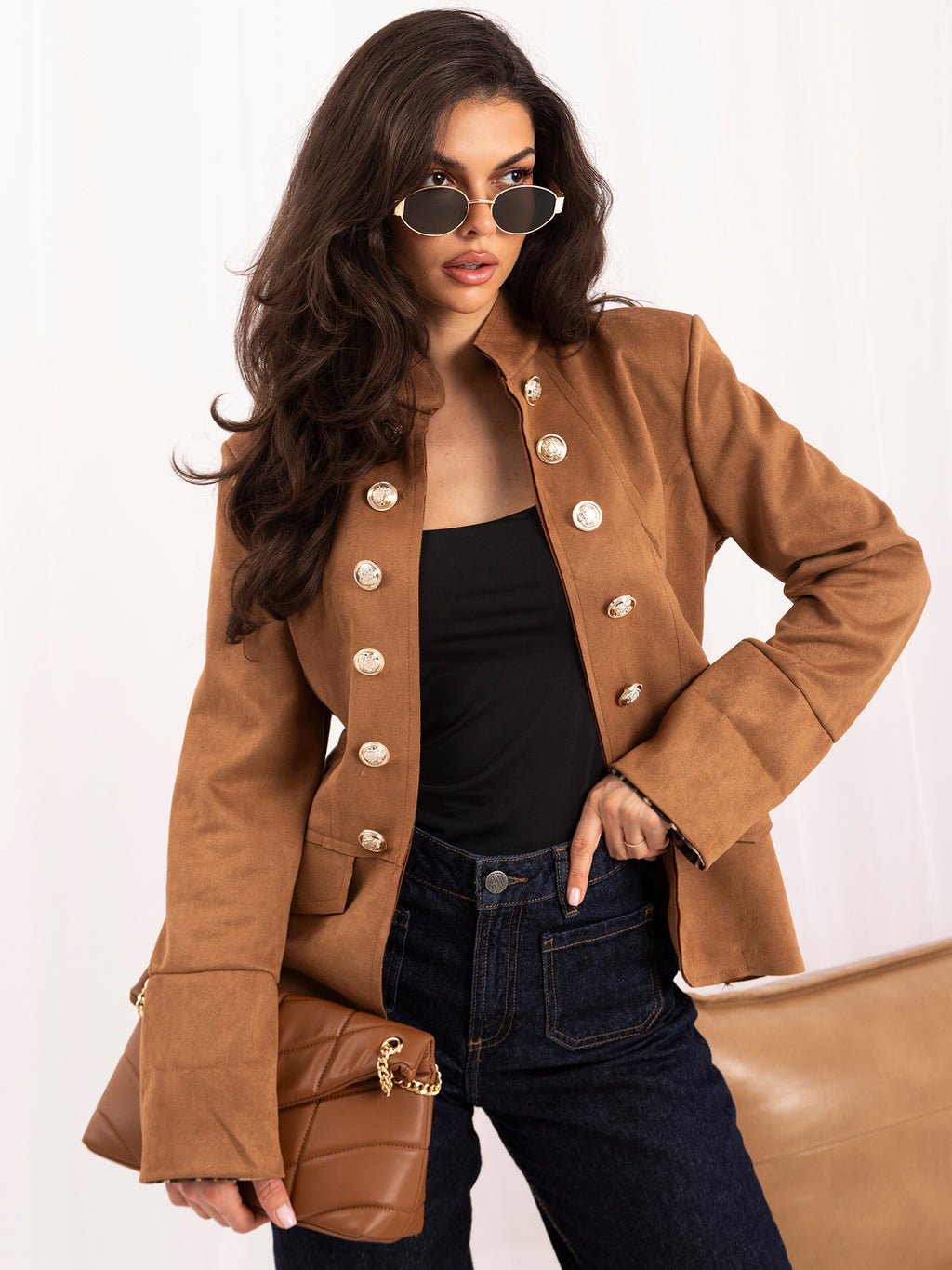 Camelowa marynarka damska w stylu royal military – stylizacja na modelce, zdjęcie 7
