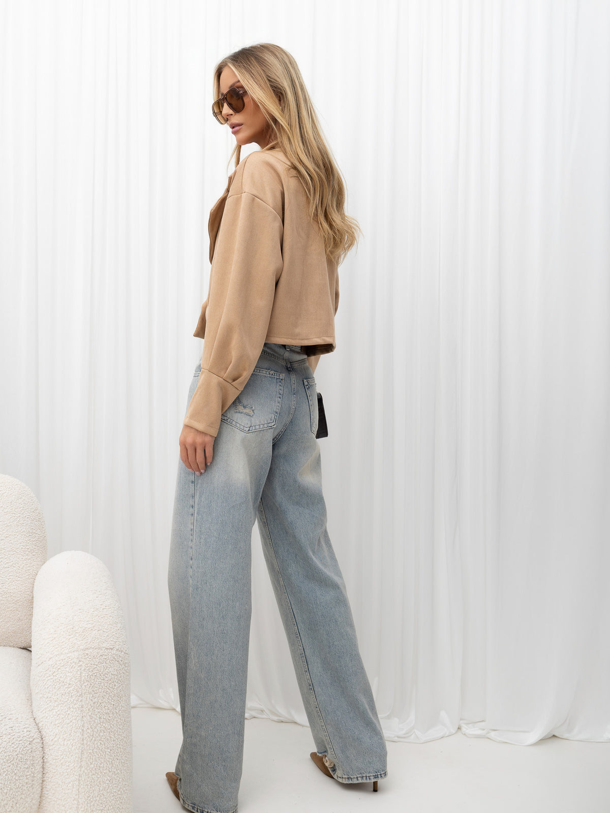 Camelowa krótka dwurzędowa kurtka z efektem zamszu – stylizacja na modelce, zdjęcie 3