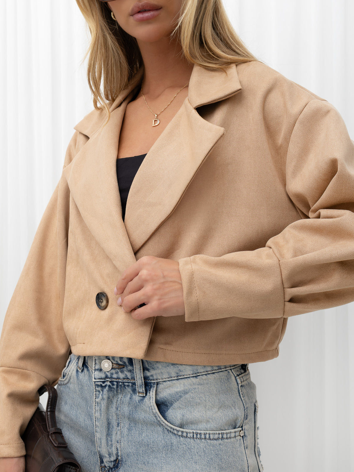 Camelowa krótka dwurzędowa kurtka z efektem zamszu – stylizacja na modelce, zdjęcie 4