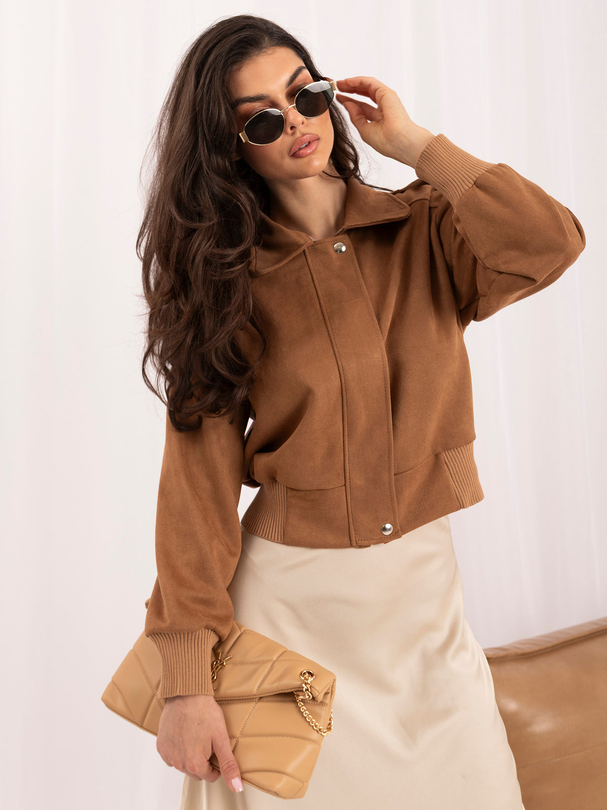 Camelowa kurtka damska z efektem zamszu i kołnierzykiem – stylizacja na modelce, zdjęcie 4