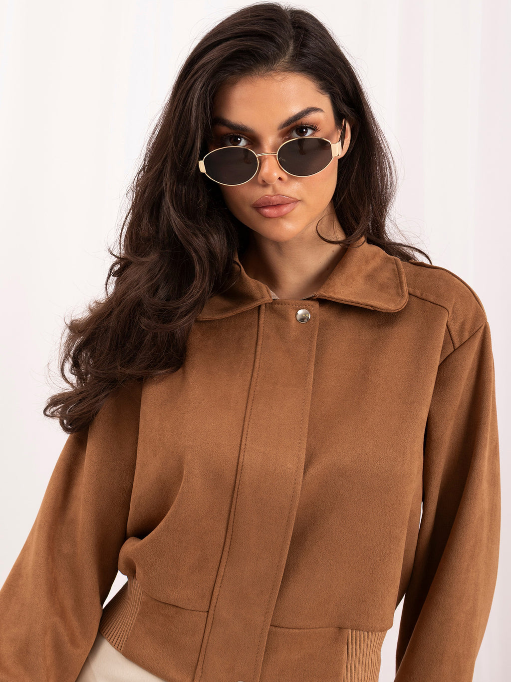 Camelowa kurtka damska z efektem zamszu i kołnierzykiem – stylizacja na modelce, zdjęcie 5