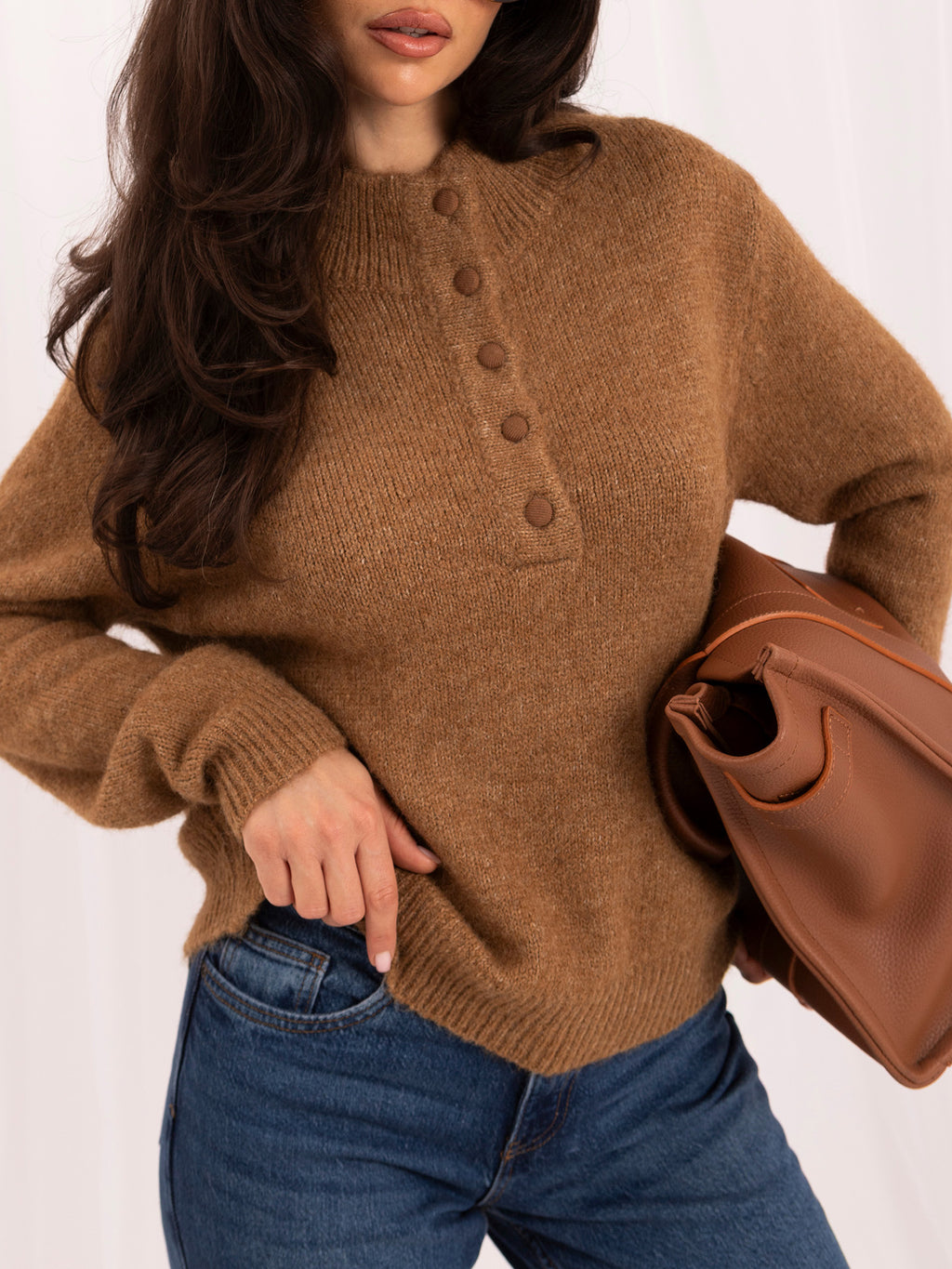 Camelowy sweter damski oversize z domieszką wełny – stylizacja na modelce, zdjęcie 2