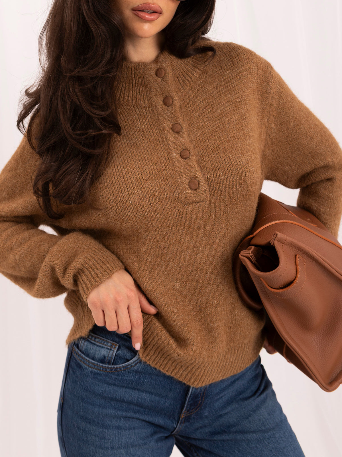 Camelowy sweter damski oversize z domieszką wełny – stylizacja na modelce, zdjęcie 2