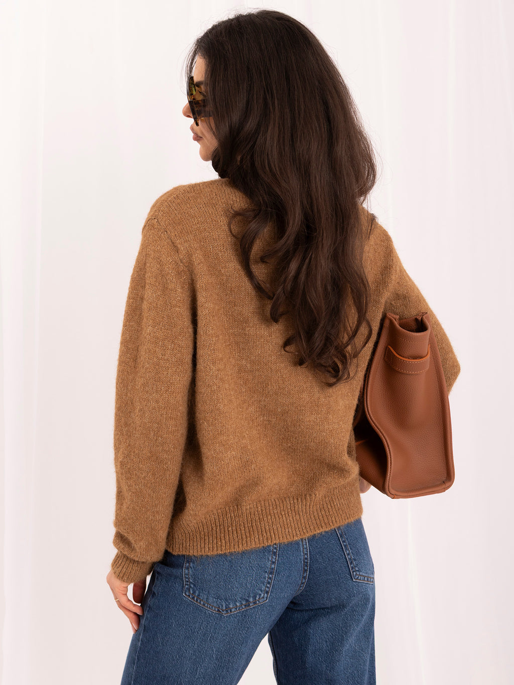 Camelowy sweter damski oversize z domieszką wełny – stylizacja na modelce, zdjęcie 4