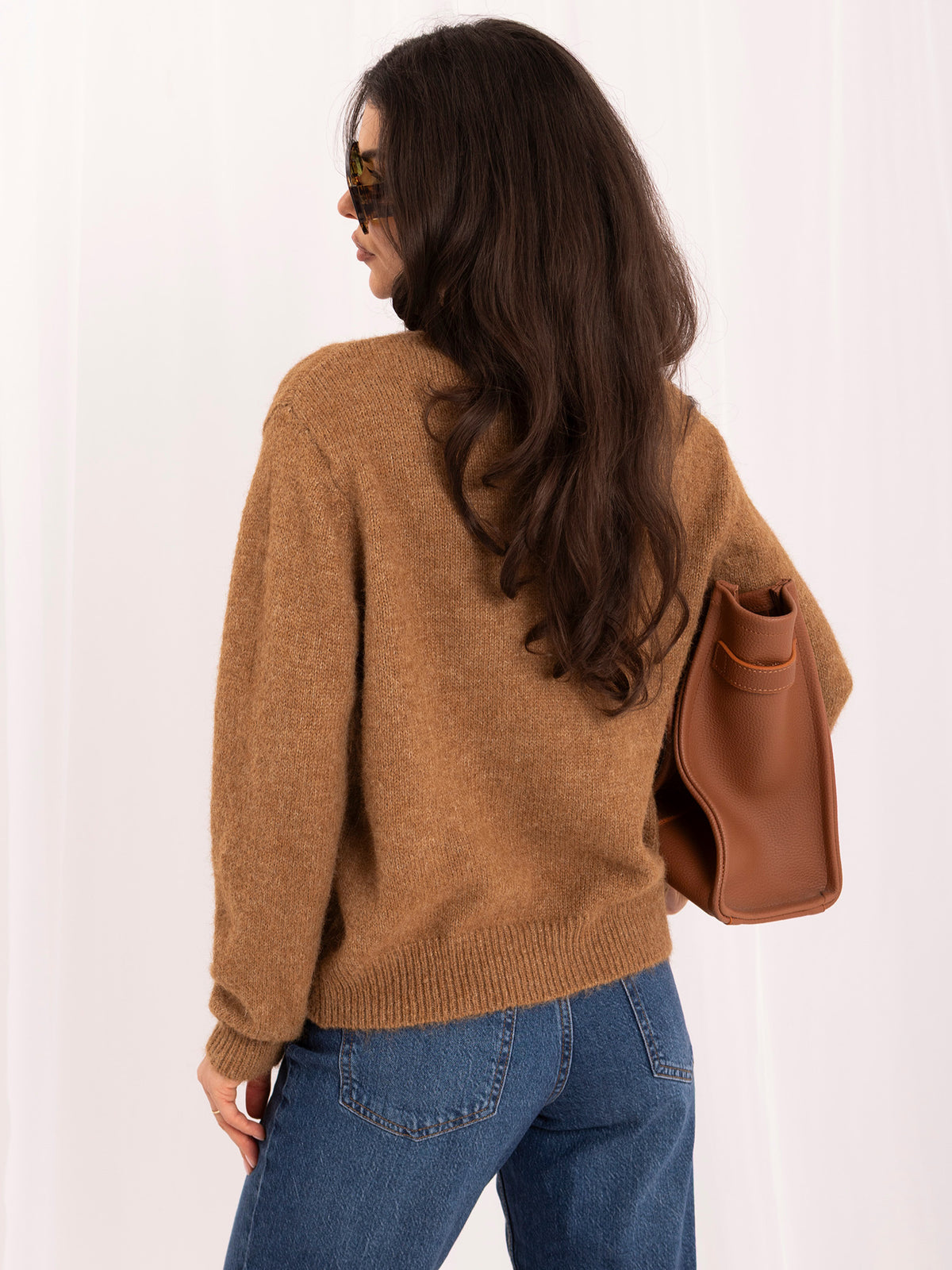 Camelowy sweter damski oversize z domieszką wełny – stylizacja na modelce, zdjęcie 4