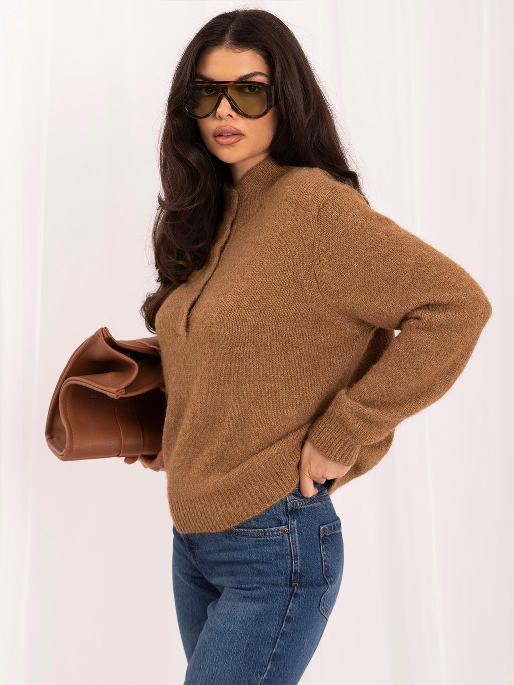 Camelowy sweter damski oversize z domieszką wełny – stylizacja na modelce, zdjęcie 5