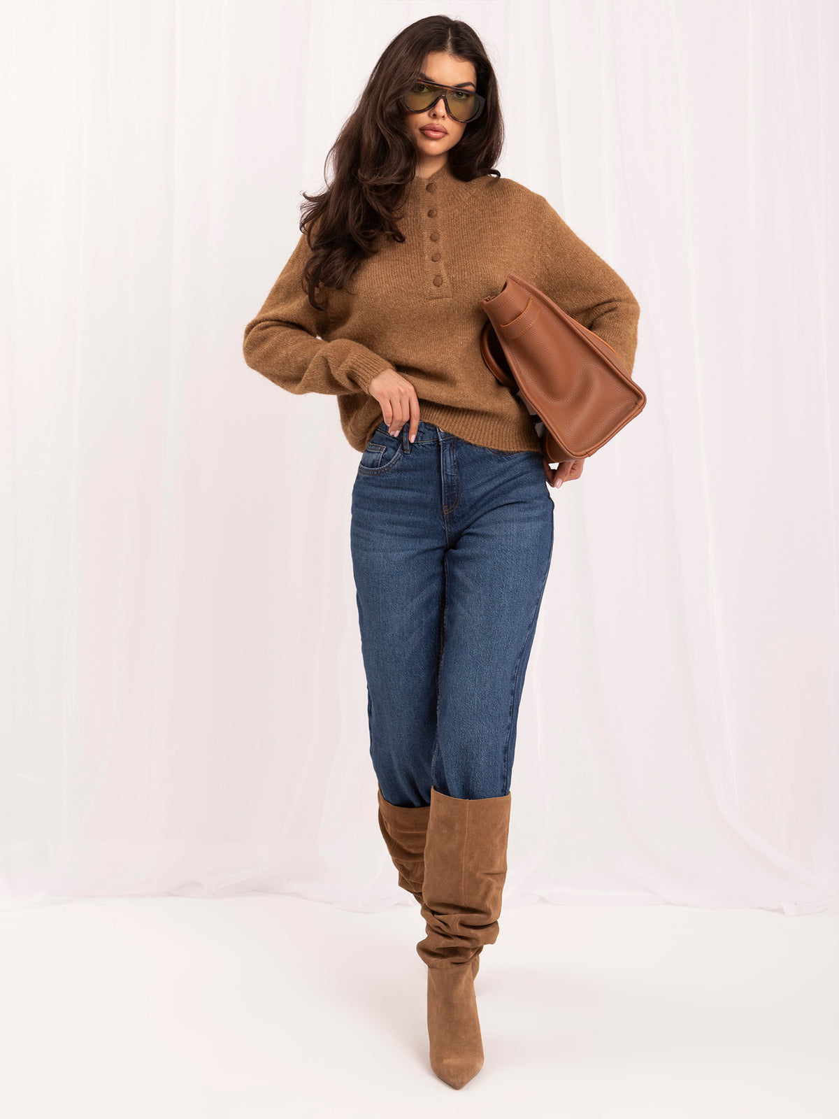 Camelowy sweter damski oversize z domieszką wełny – stylizacja na modelce, zdjęcie 6