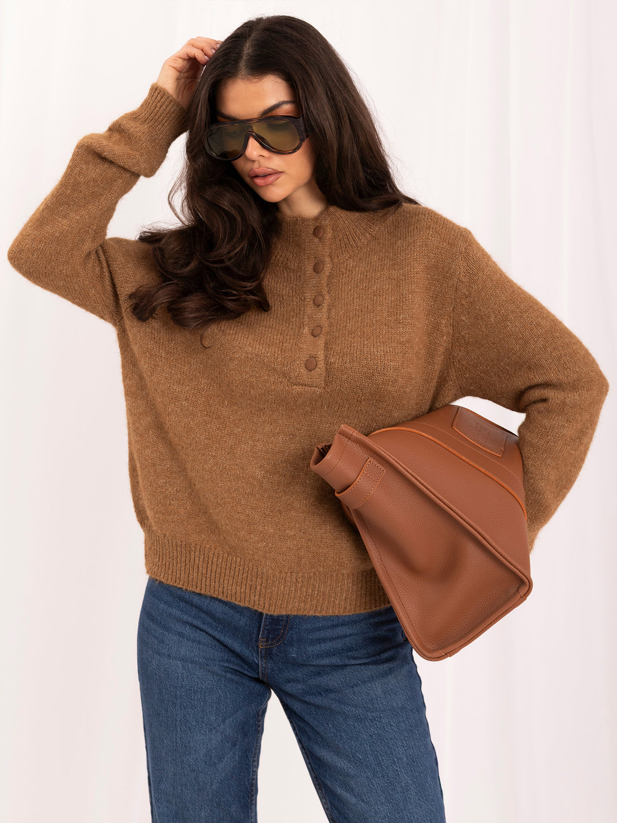 Camelowy sweter damski oversize z domieszką wełny – stylizacja na modelce, zdjęcie 7