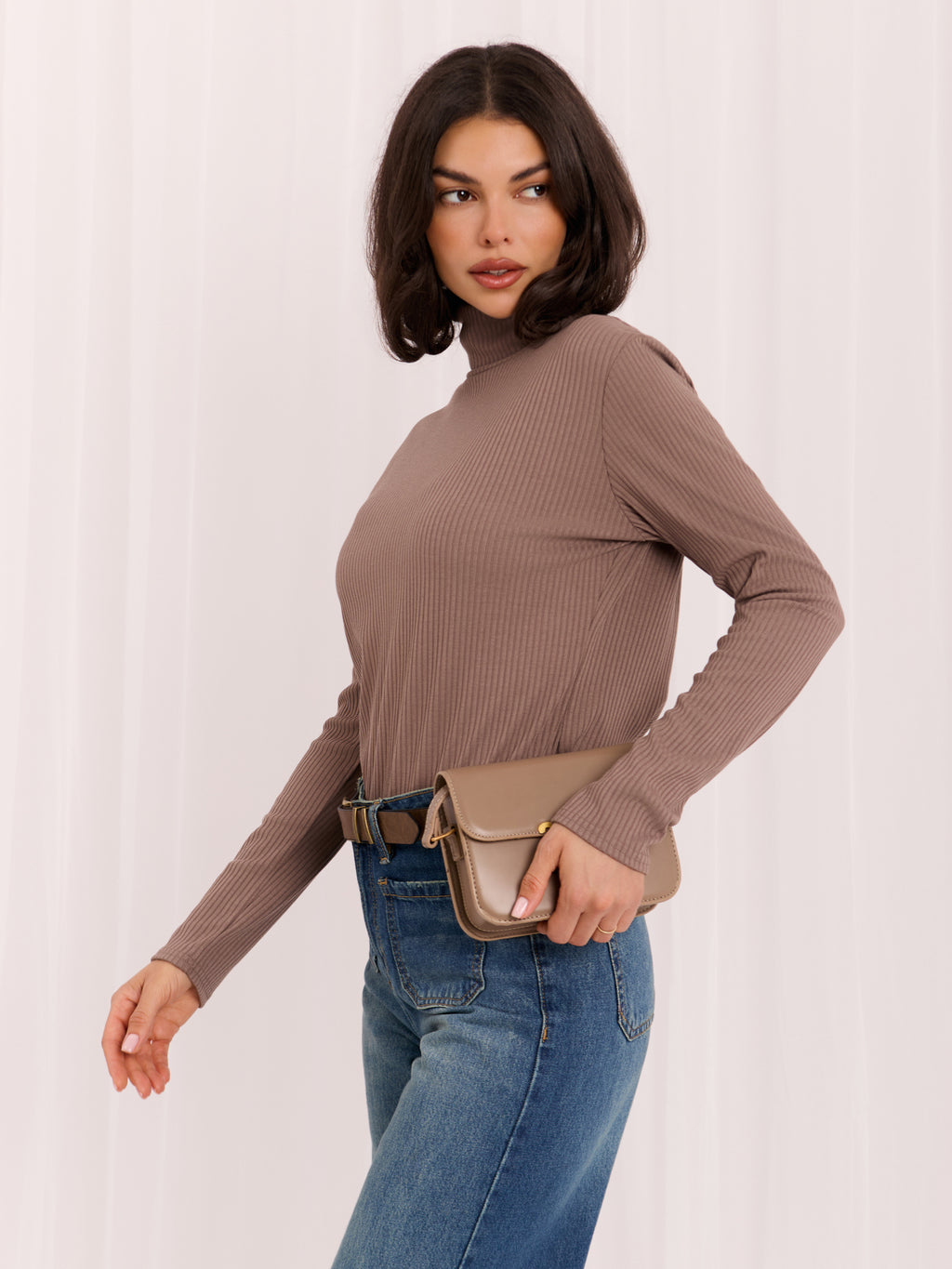 Ciemnobeżowa prążkowana bluzka damska z golfem – stylizacja na modelce, zdjęcie 2