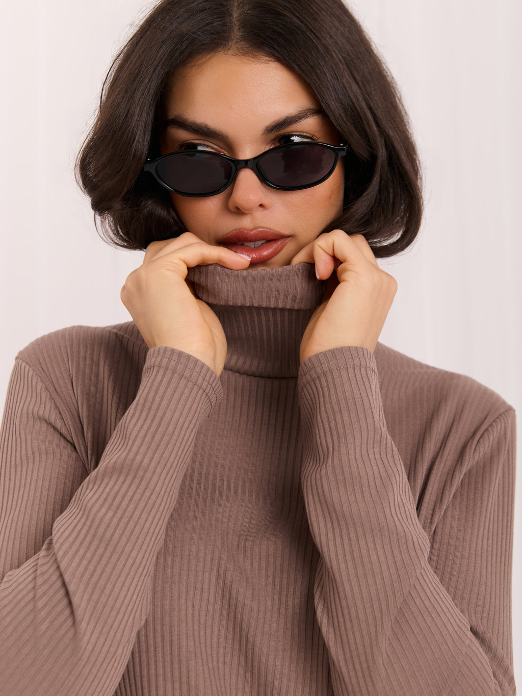 Ciemnobeżowa prążkowana bluzka damska z golfem – stylizacja na modelce, zdjęcie 4