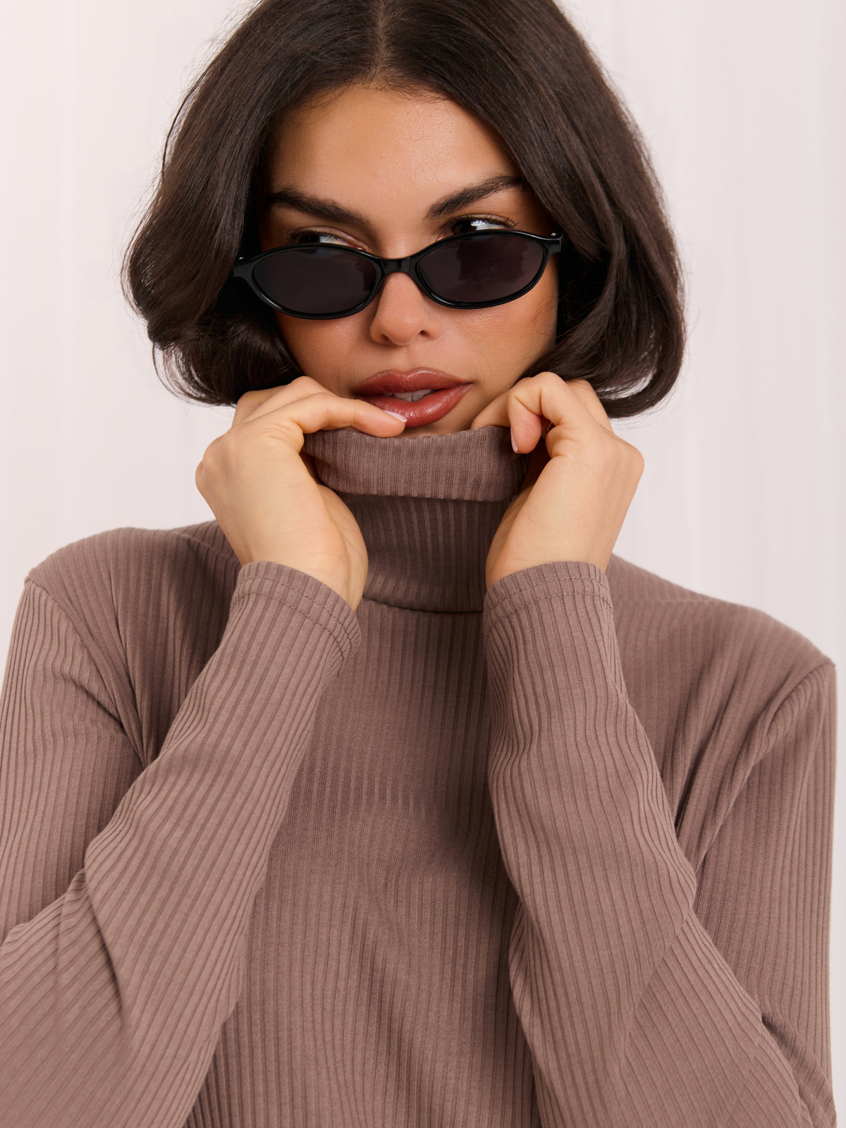 Ciemnobeżowa prążkowana bluzka damska z golfem – stylizacja na modelce, zdjęcie 4