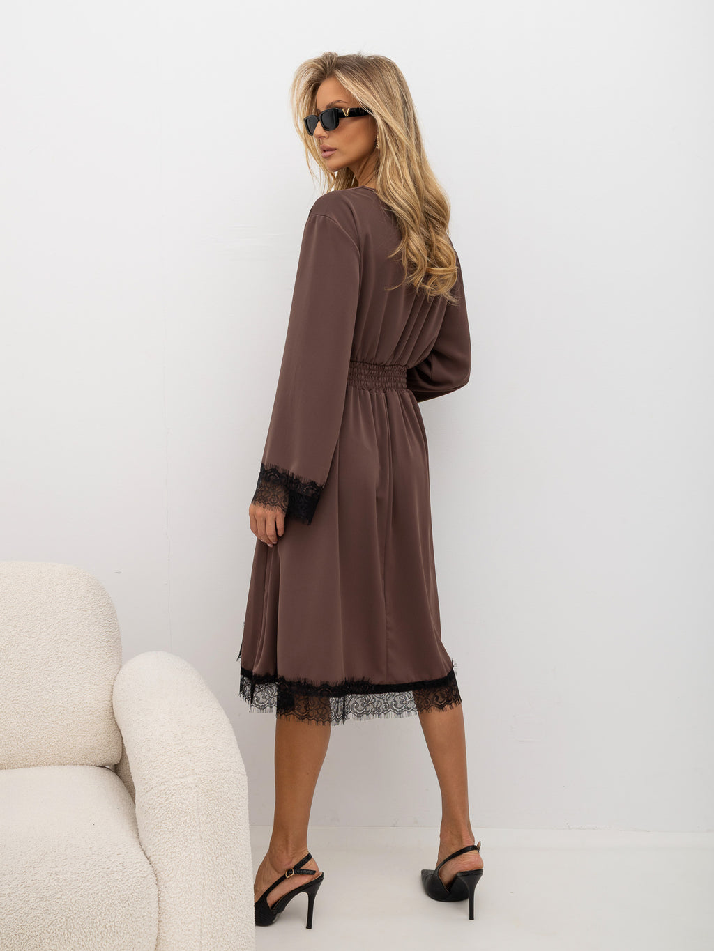 Ciemnobeżowa sukienka midi z kopertowym dekoltem i koronką – stylizacja na modelce, zdjęcie 2