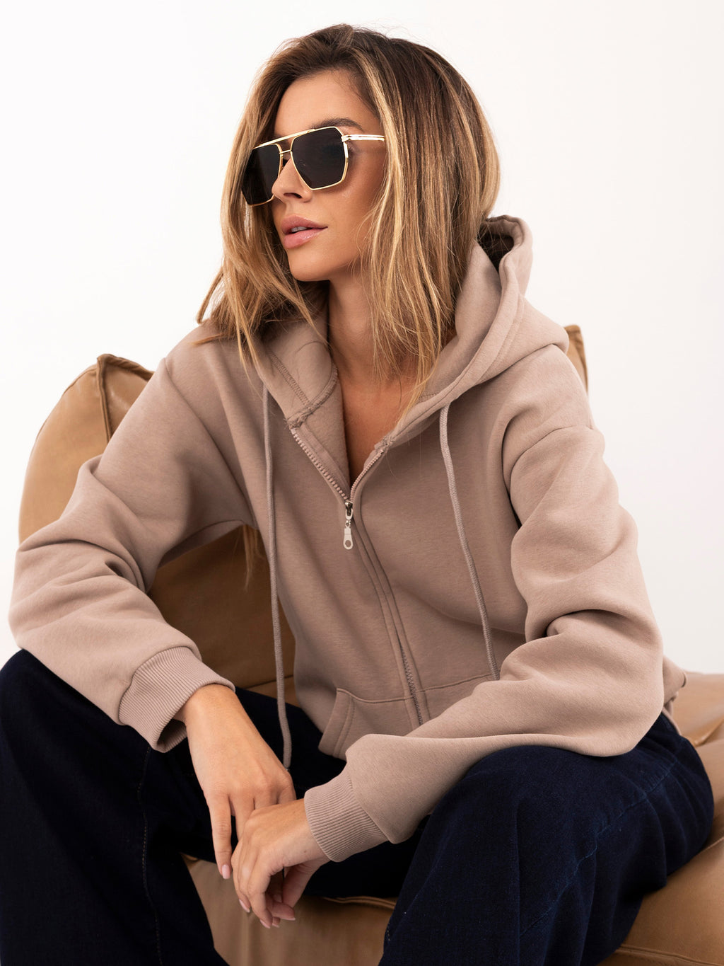 Ciemnobeżowa rozpinana bluza z kapturem basic