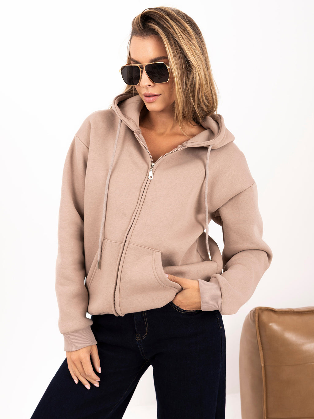 Ciemnobeżowa rozpinana bluza z kapturem basic – stylizacja na modelce, zdjęcie 3
