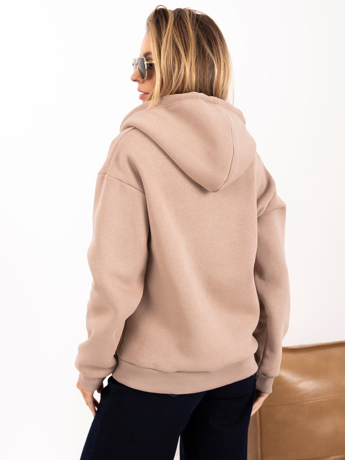 Ciemnobeżowa rozpinana bluza z kapturem basic – stylizacja na modelce, zdjęcie 5