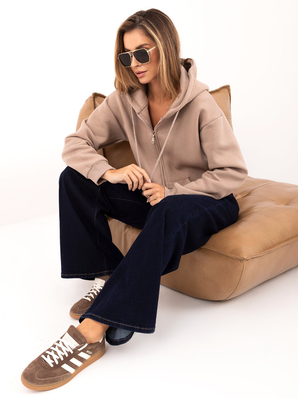 Ciemnobeżowa rozpinana bluza z kapturem basic – stylizacja na modelce, zdjęcie 6