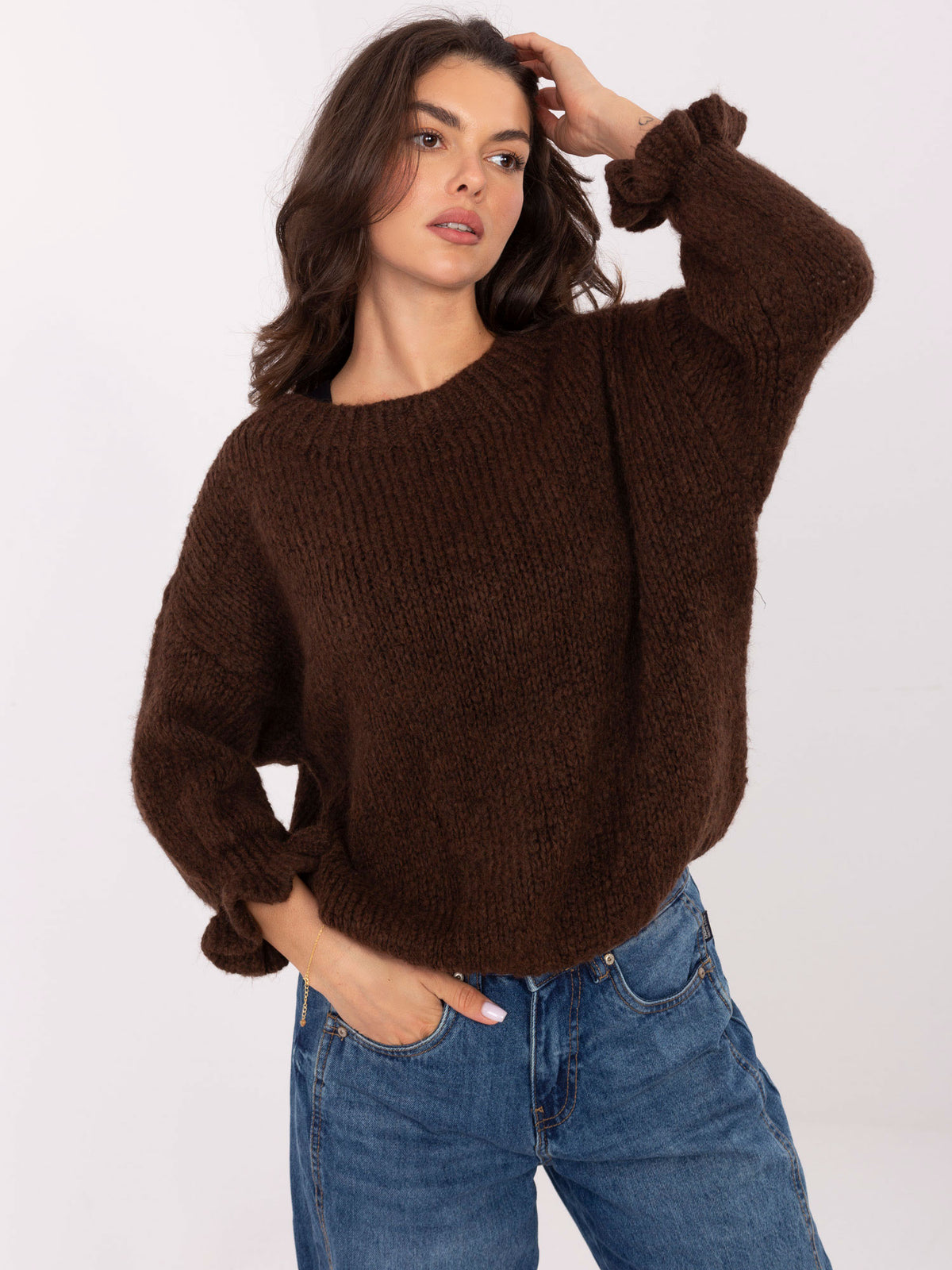 Ciemnobrązowy sweter damski z falbankami przy rękawach – stylizacja na modelce, zdjęcie 2