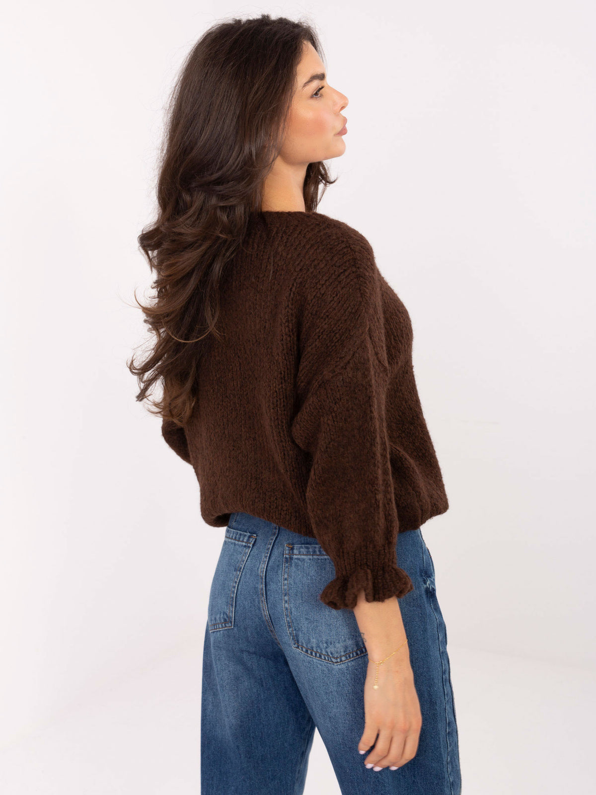 Ciemnobrązowy sweter damski z falbankami przy rękawach – stylizacja na modelce, zdjęcie 3