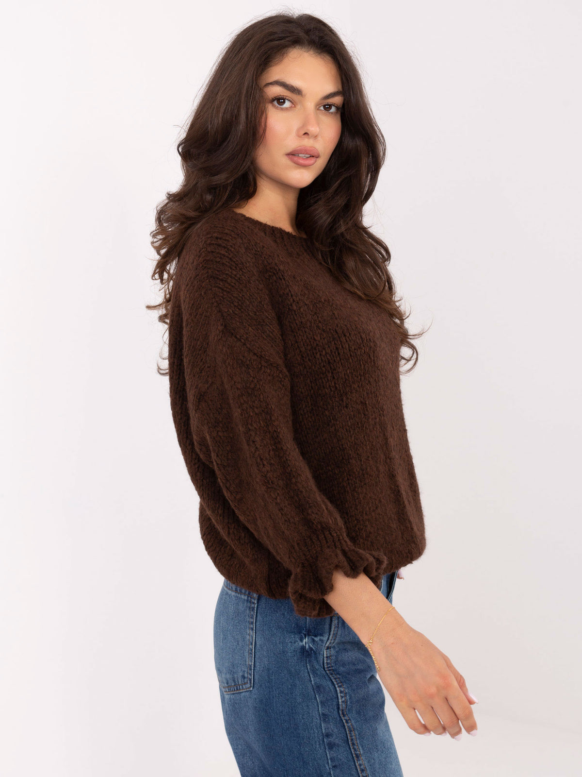 Ciemnobrązowy sweter damski z falbankami przy rękawach – stylizacja na modelce, zdjęcie 4