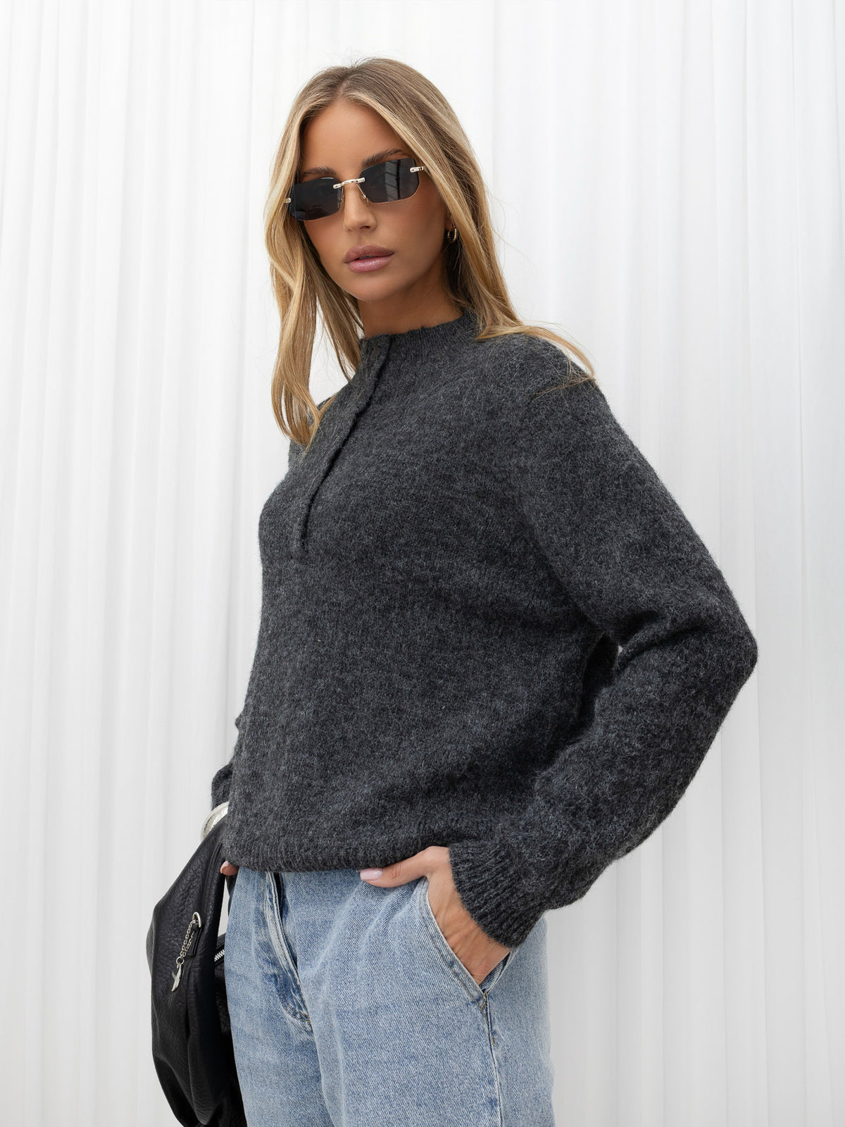 Ciemnoszary puszysty sweter damski oversize ze stójką – stylizacja na modelce, zdjęcie 2