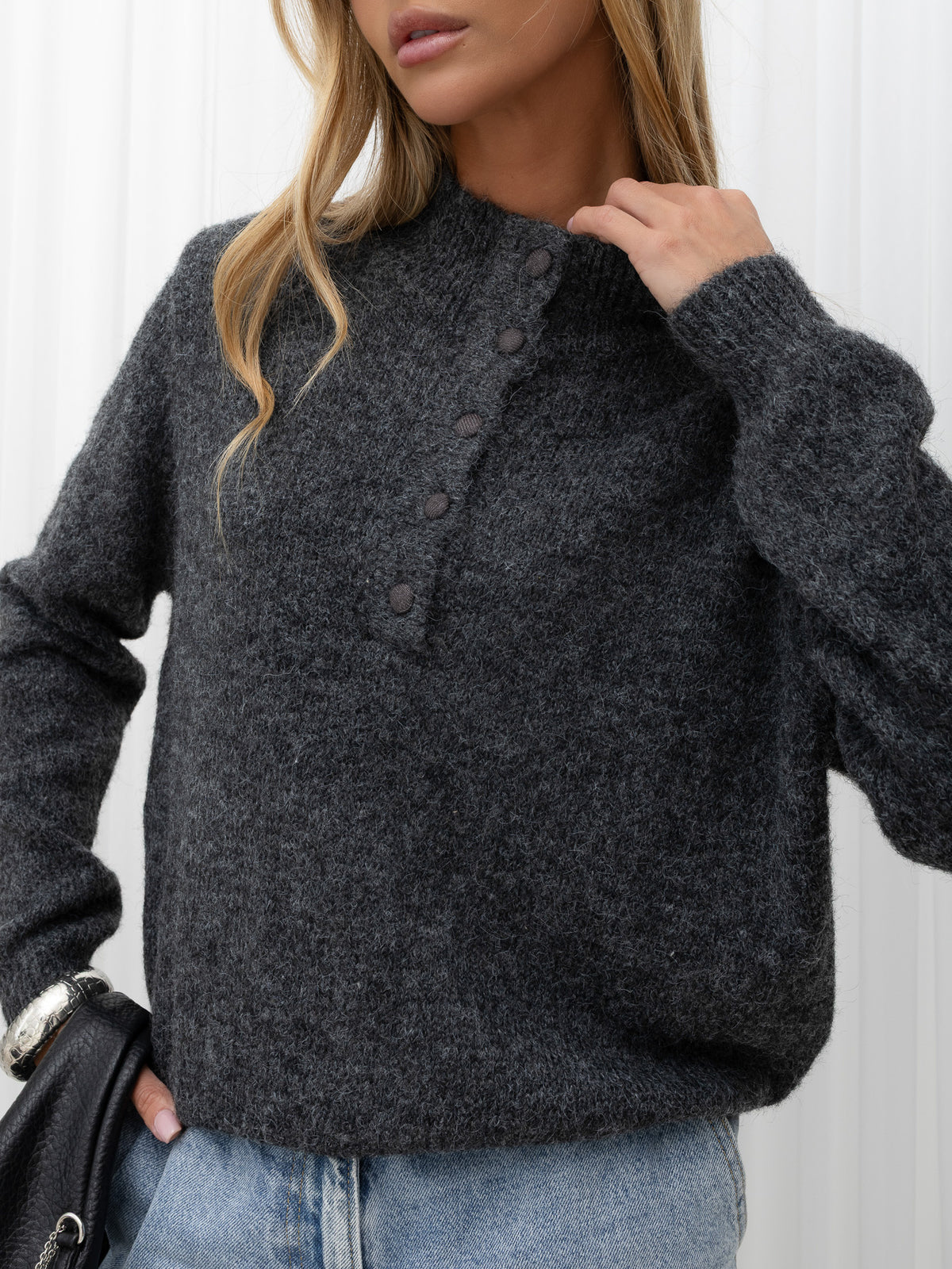 Ciemnoszary puszysty sweter damski oversize ze stójką – stylizacja na modelce, zdjęcie 3