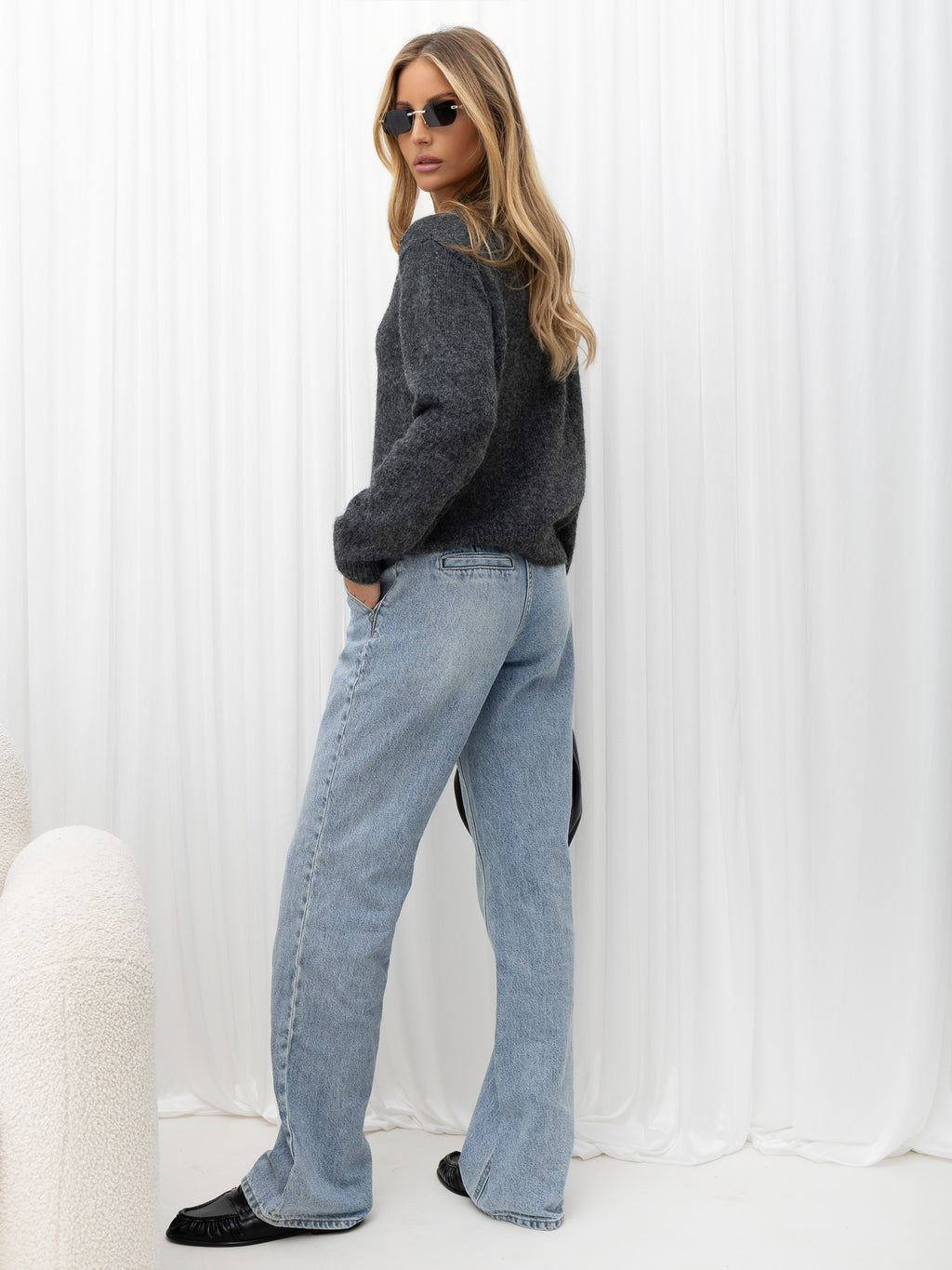 Ciemnoszary puszysty sweter damski oversize ze stójką – stylizacja na modelce, zdjęcie 5