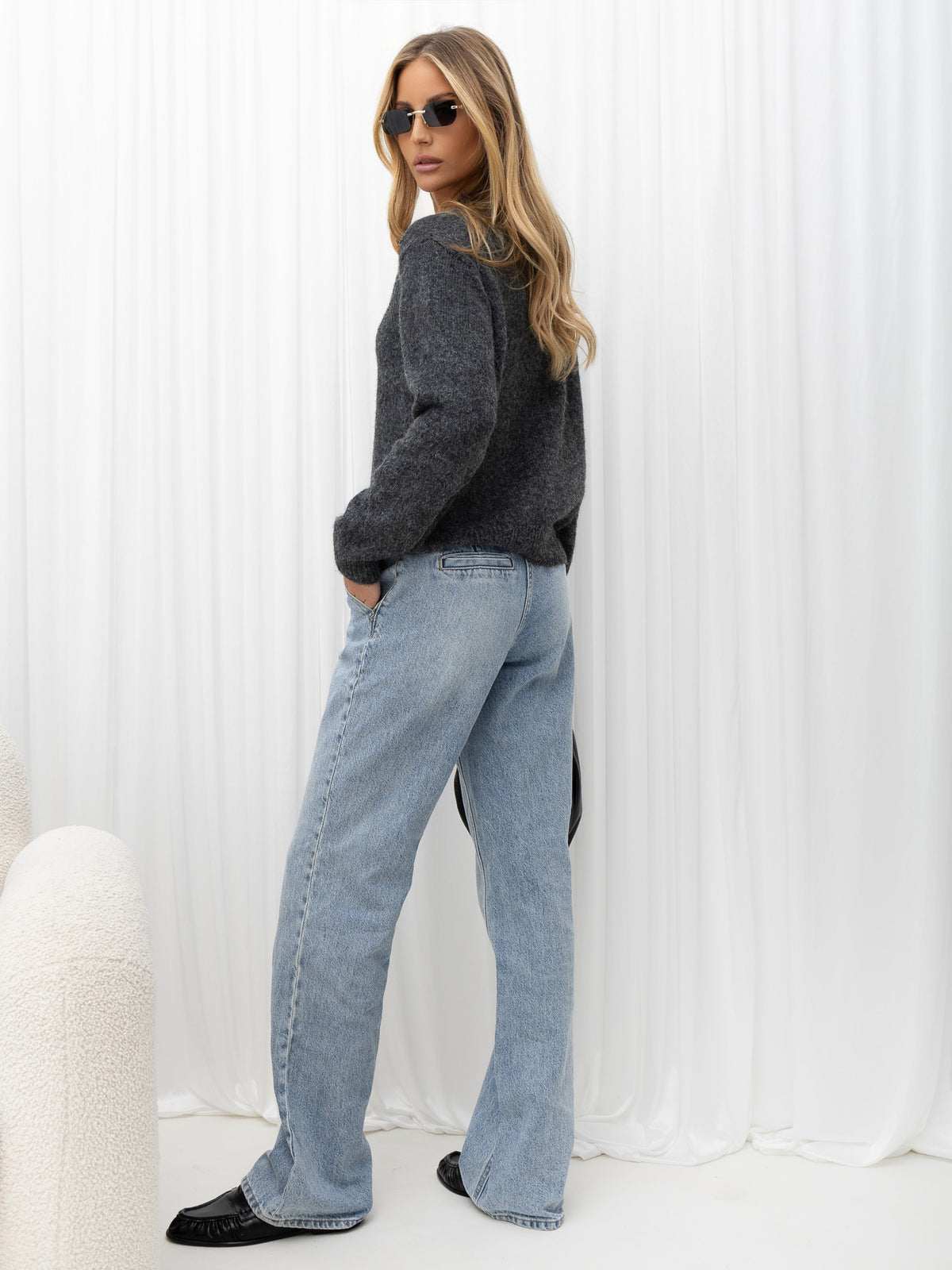 Ciemnoszary puszysty sweter damski oversize ze stójką – stylizacja na modelce, zdjęcie 5