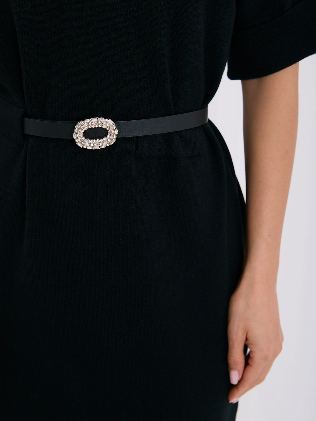Czarna dzianinowa sukienka midi z krótkim rękawem – stylizacja na modelce, zdjęcie 3