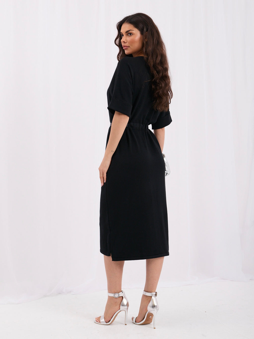 Czarna dzianinowa sukienka midi z krótkim rękawem – stylizacja na modelce, zdjęcie 6