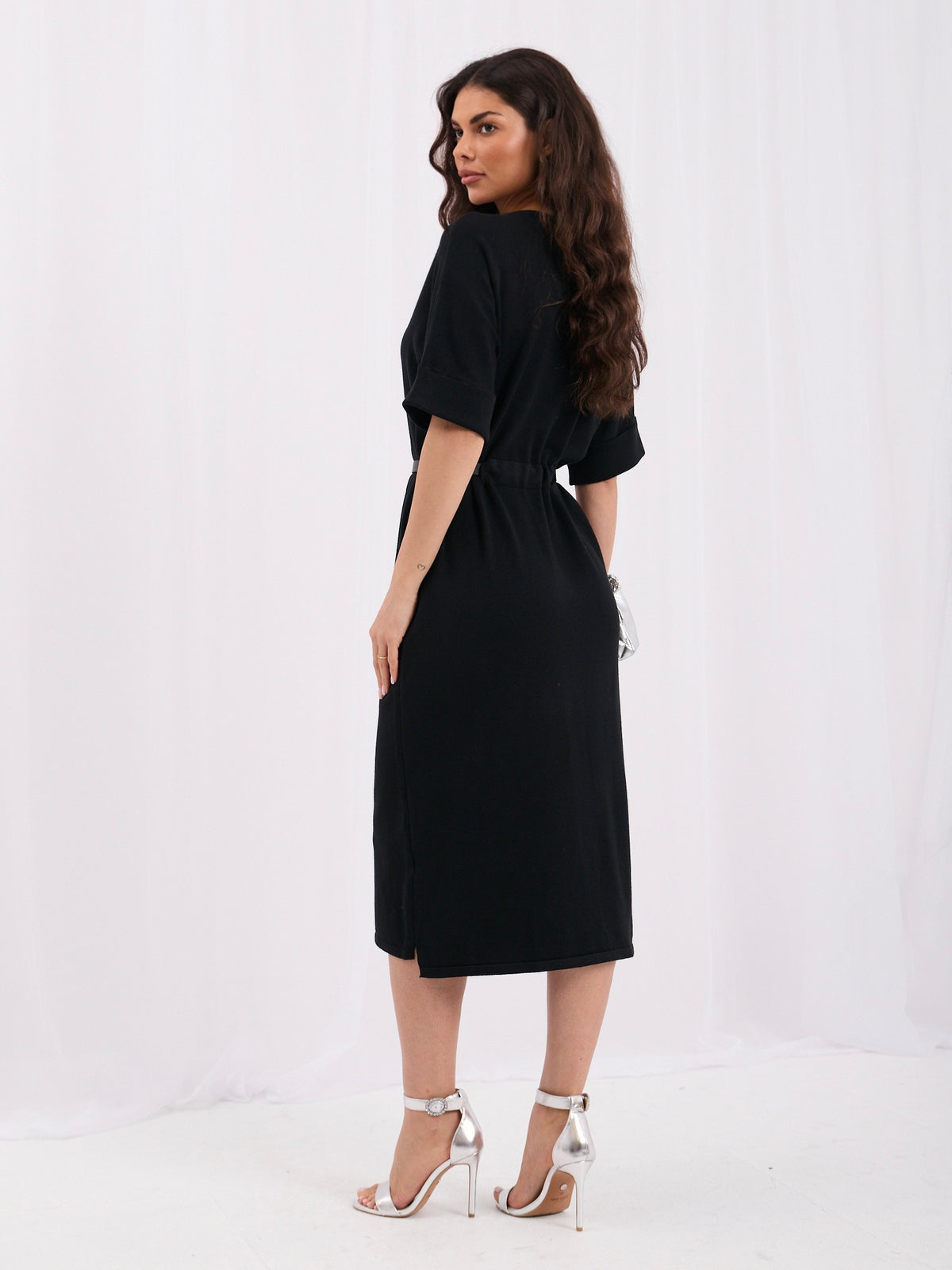 Czarna dzianinowa sukienka midi z krótkim rękawem – stylizacja na modelce, zdjęcie 6