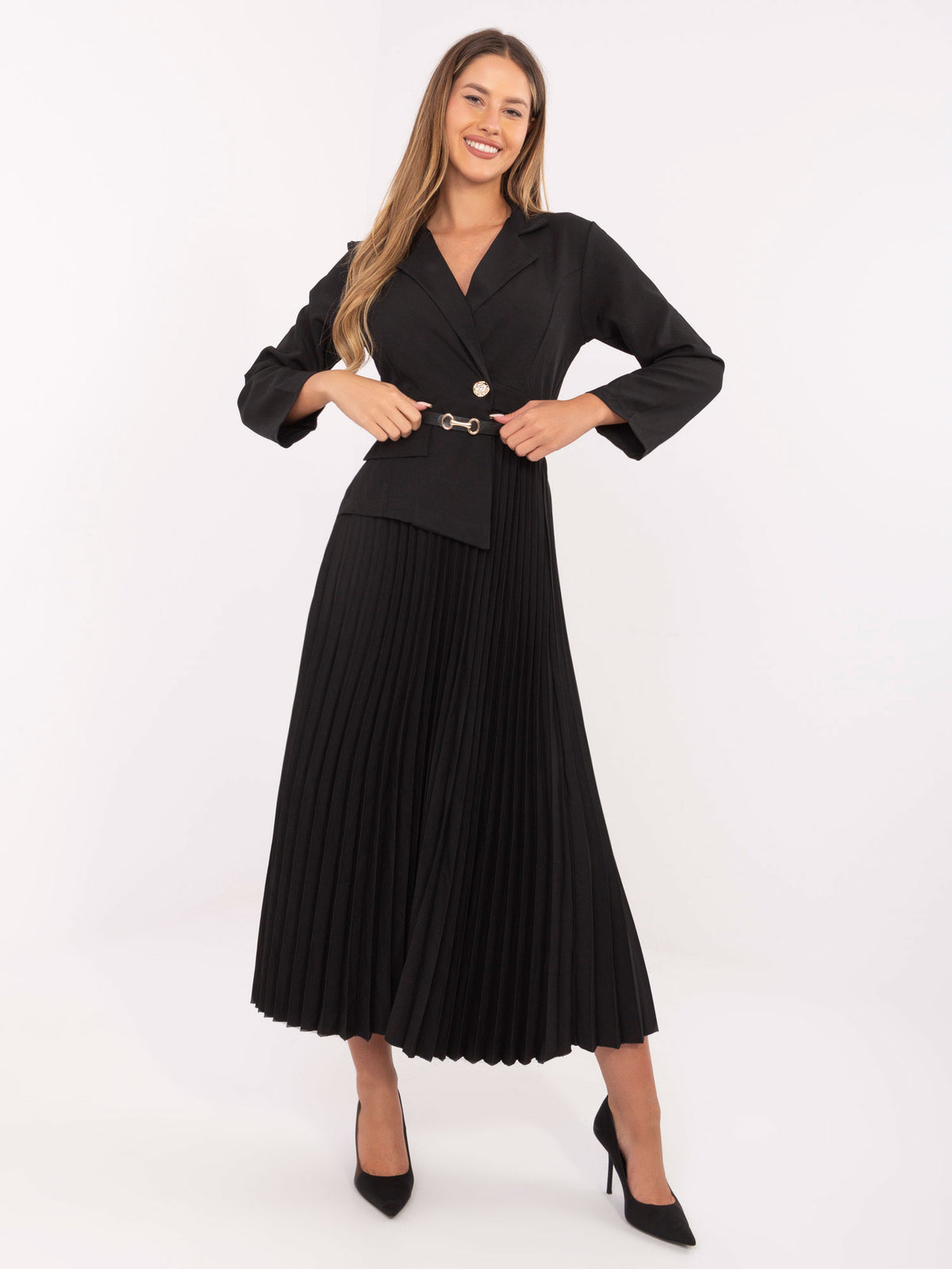 Czarna sukienka maxi z marynarkową górą i plisowanym dołem – stylizacja na modelce, zdjęcie 2