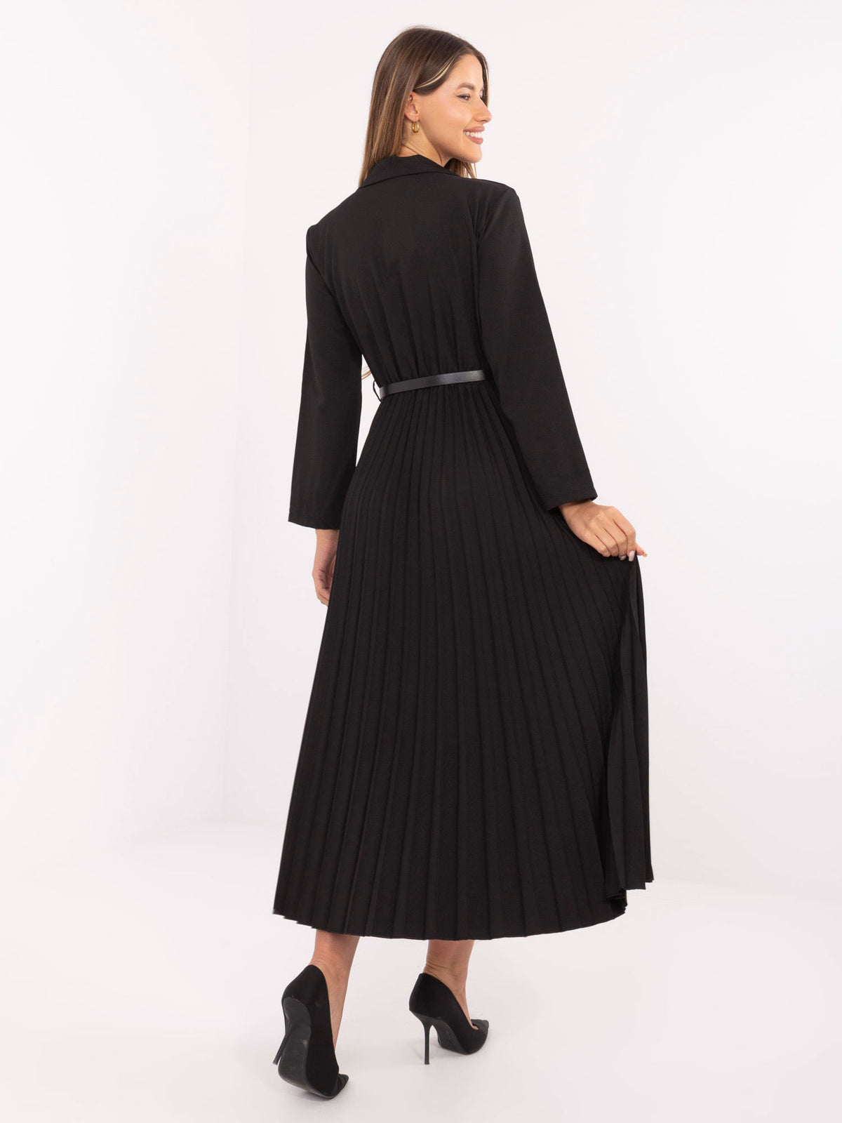 Czarna sukienka maxi z marynarkową górą i plisowanym dołem – stylizacja na modelce, zdjęcie 3