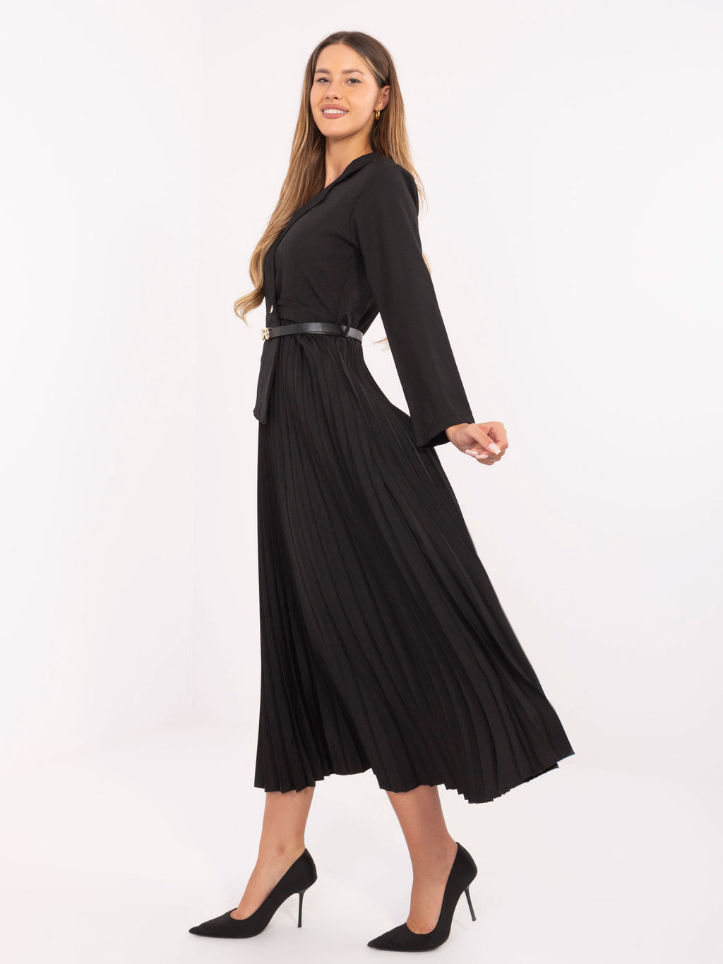 Czarna sukienka maxi z marynarkową górą i plisowanym dołem – stylizacja na modelce, zdjęcie 4