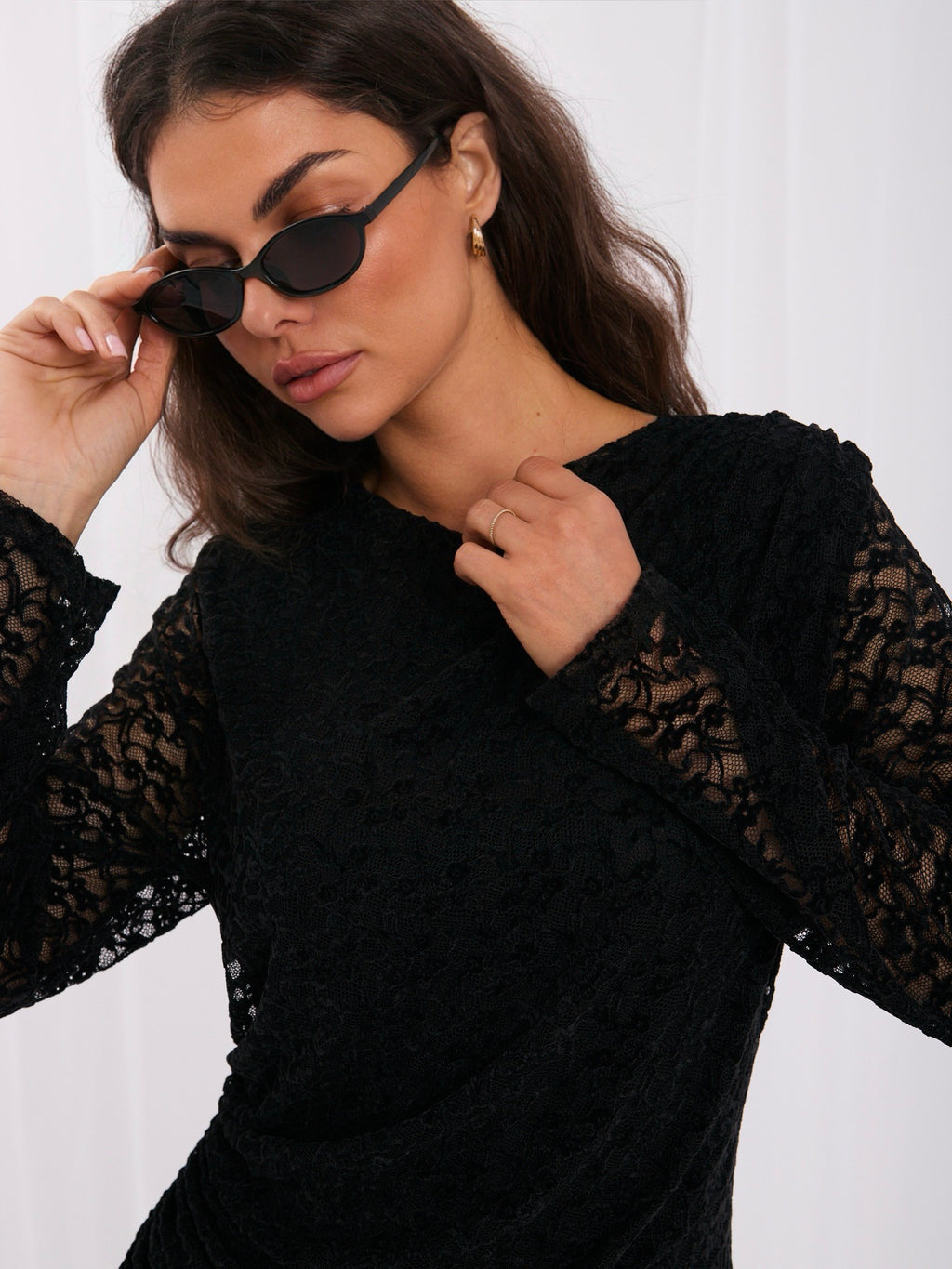 Czarna koktajlowa sukienka z marszczeniem i koronką – stylizacja na modelce, zdjęcie 5